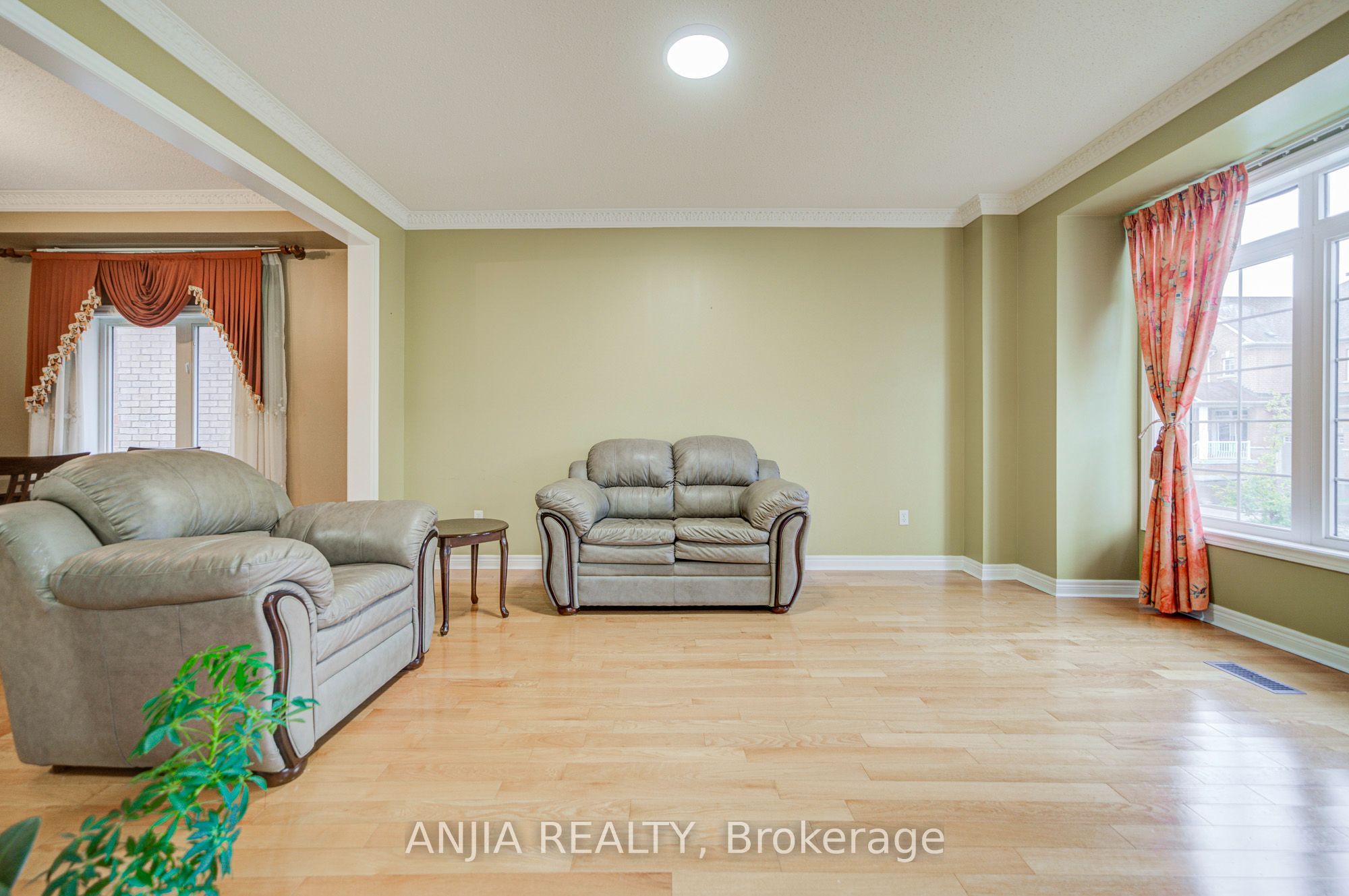 23 Ayhart Street E Property Photo 6