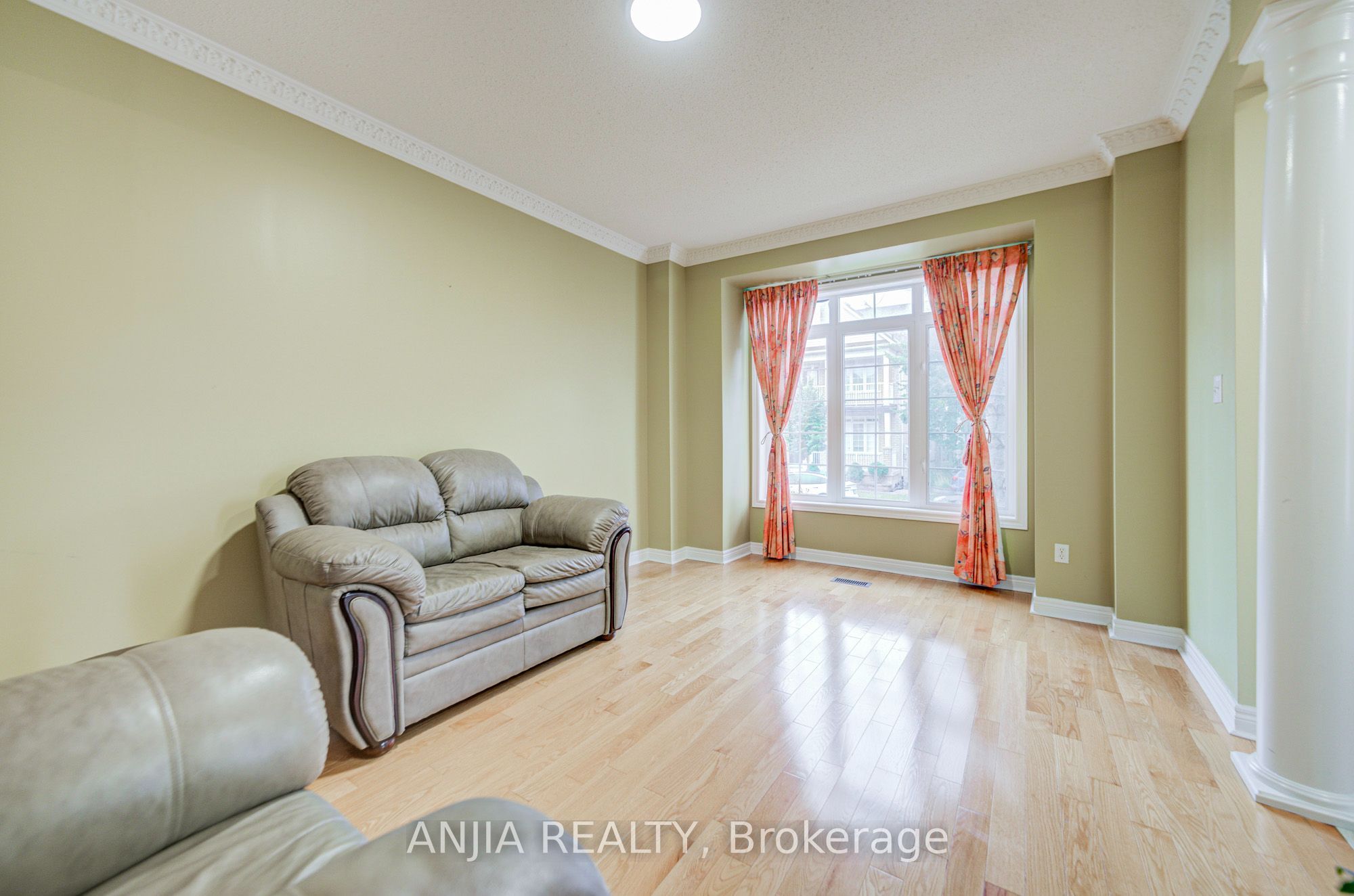 23 Ayhart Street E Property Photo 7