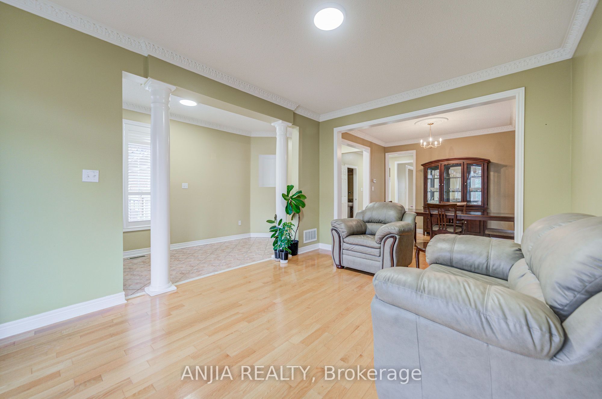 23 Ayhart Street E Property Photo 9