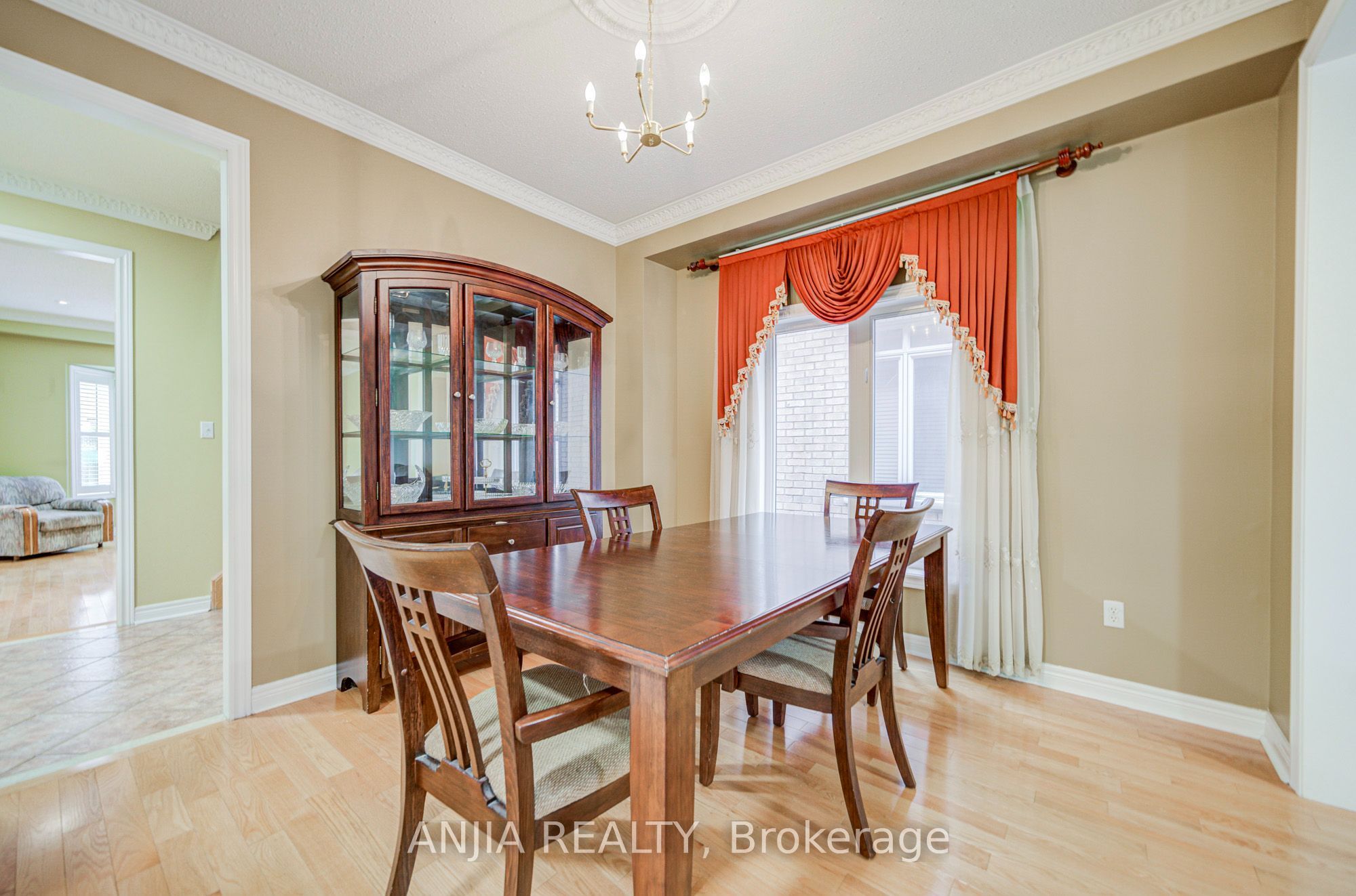 23 Ayhart Street E Property Photo 10
