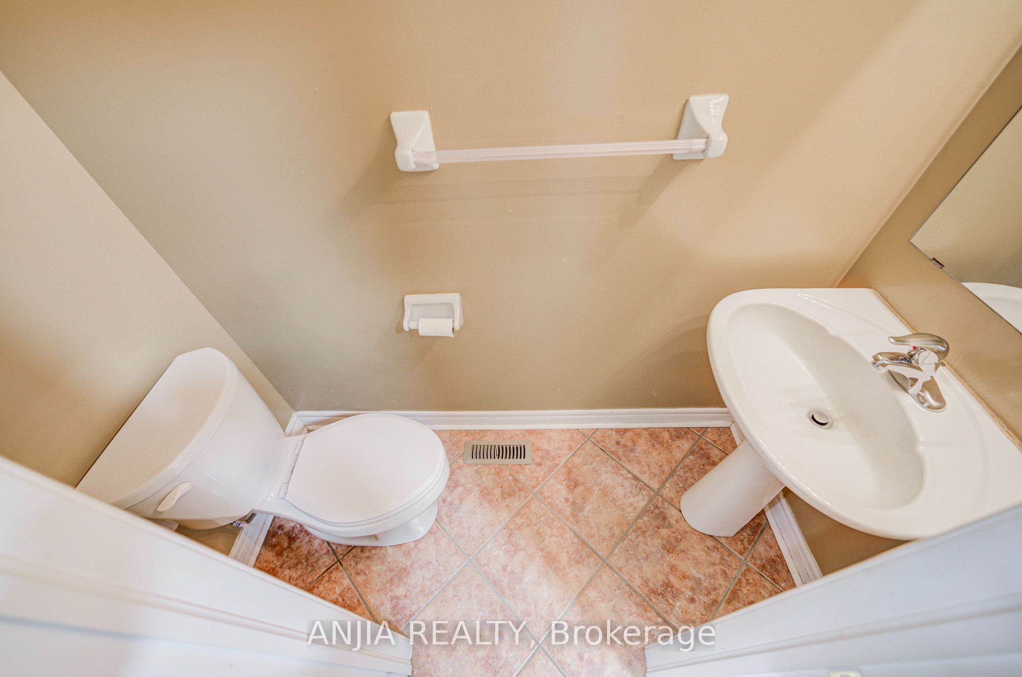 23 Ayhart Street E Property Photo 13