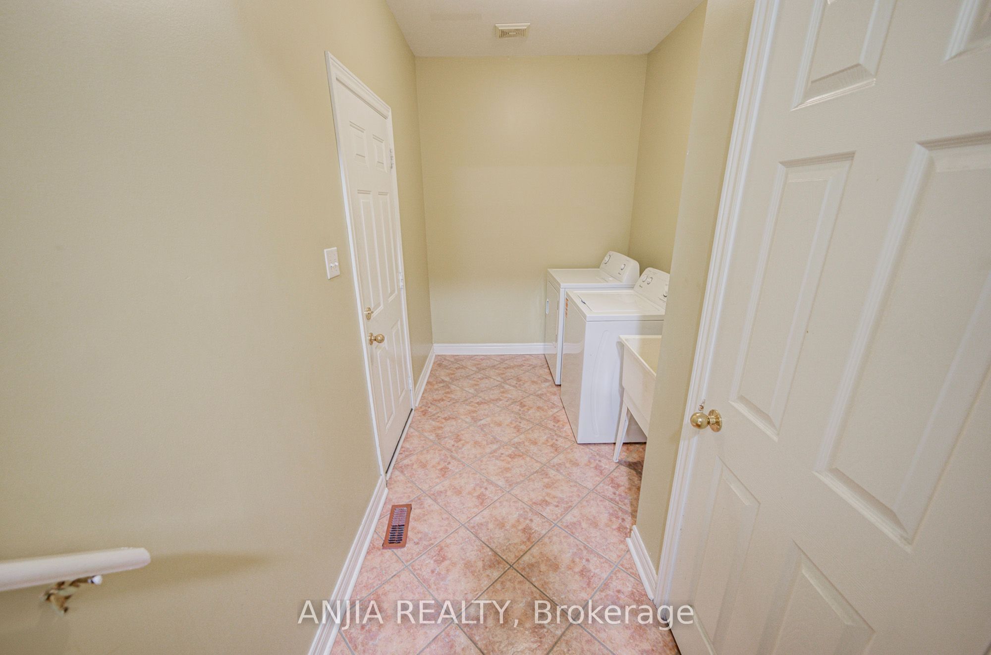 23 Ayhart Street E Property Photo 14