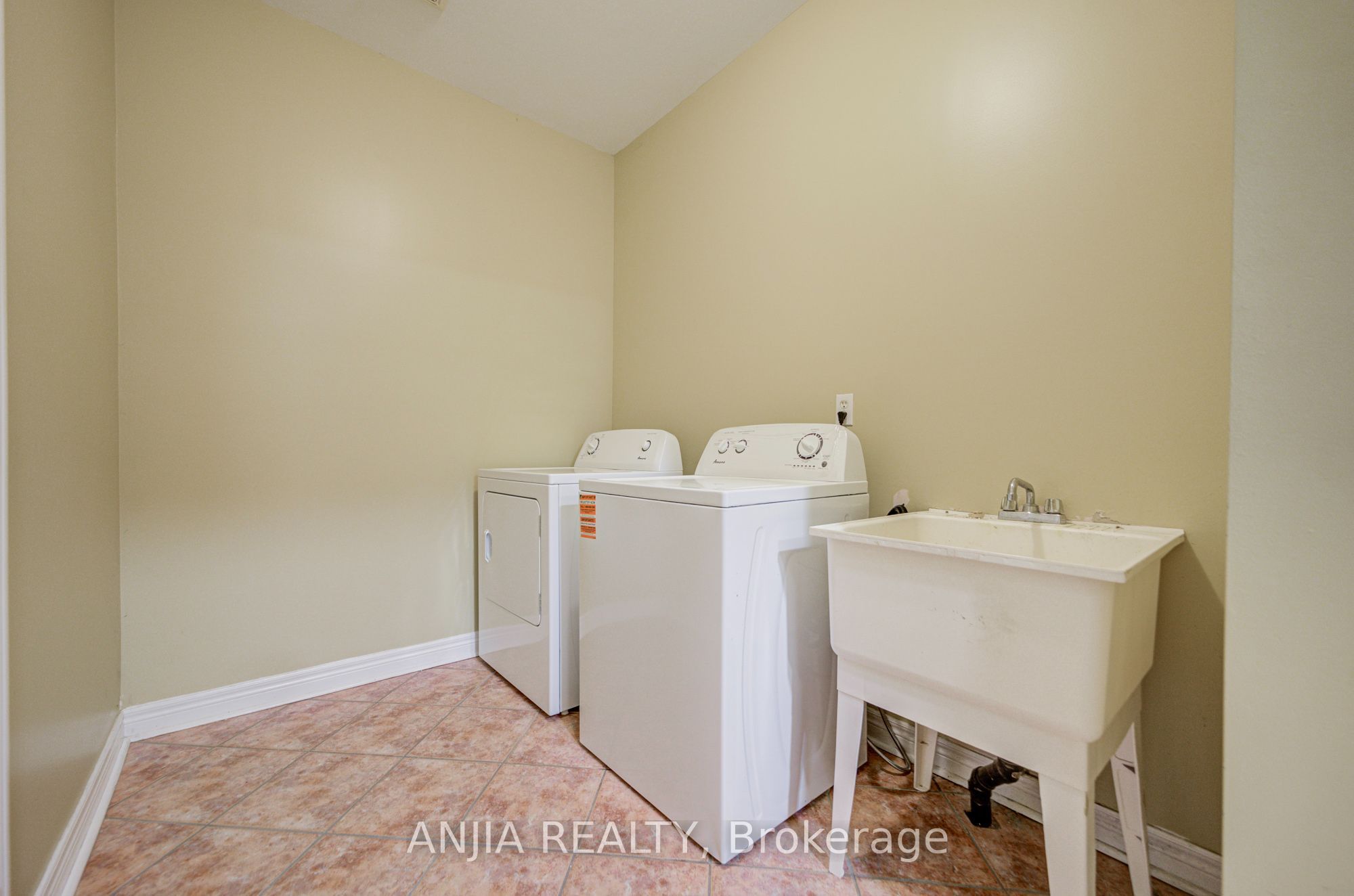 23 Ayhart Street E Property Photo 16