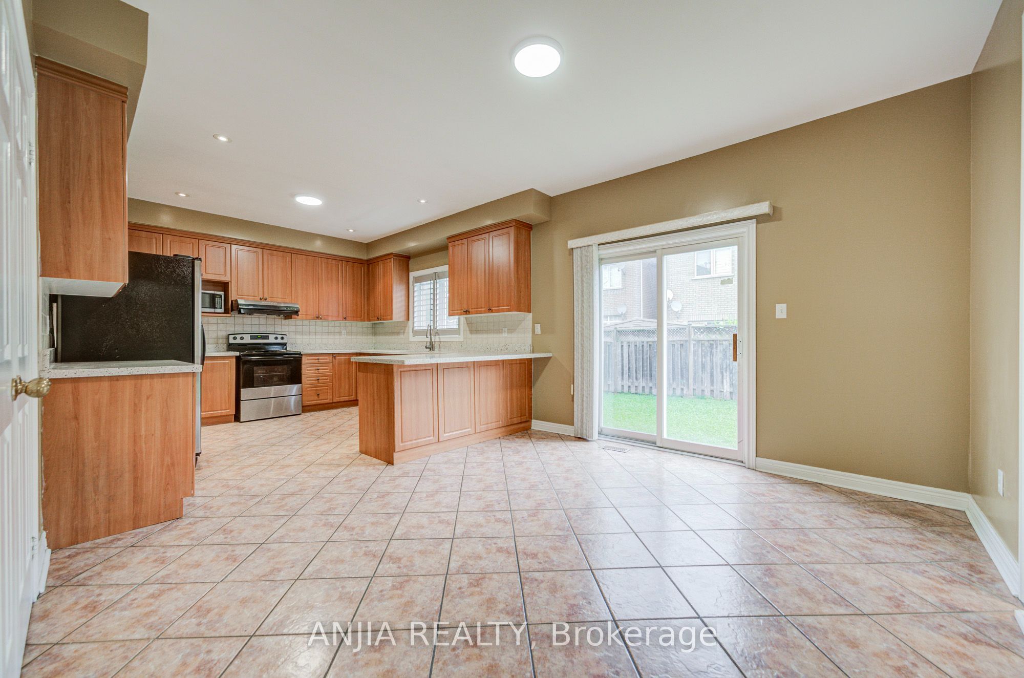 23 Ayhart Street E Property Photo 17