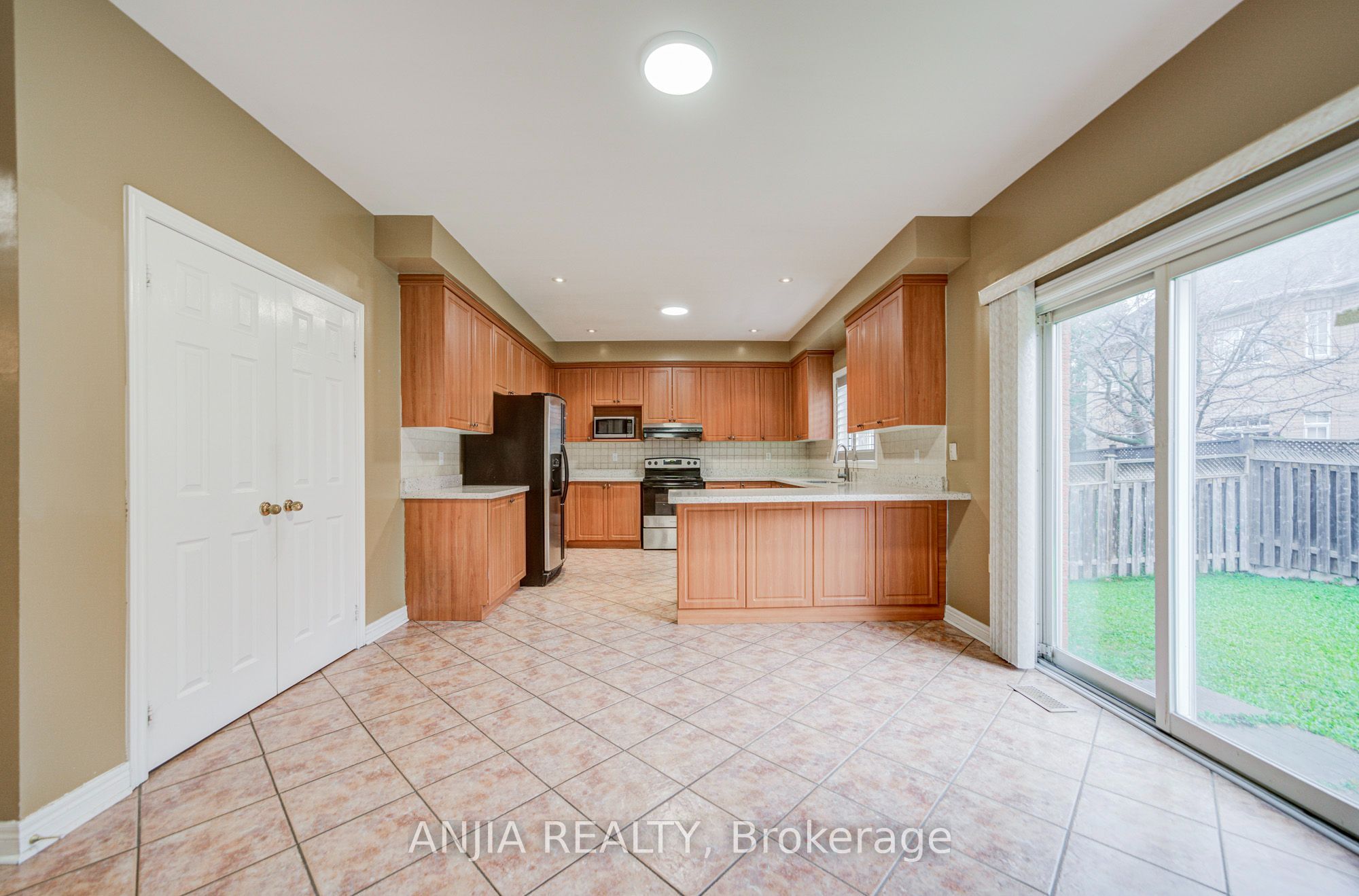 23 Ayhart Street E Property Photo 19
