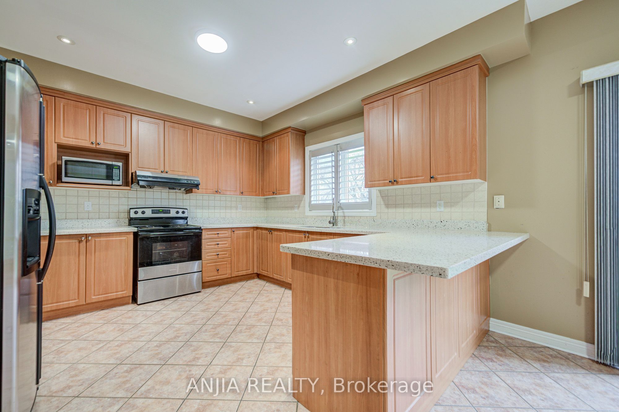 23 Ayhart Street E Property Photo 24