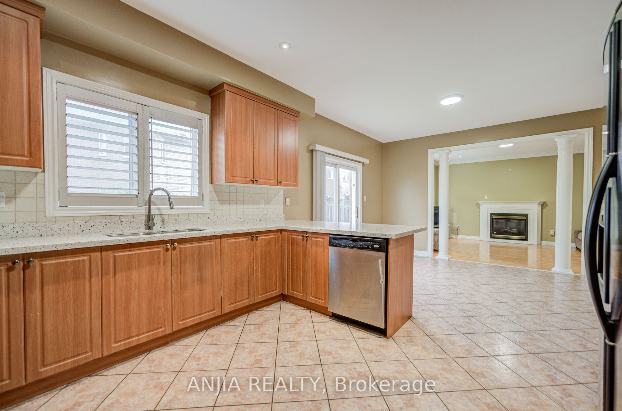 23 Ayhart Street E Property Photo 25