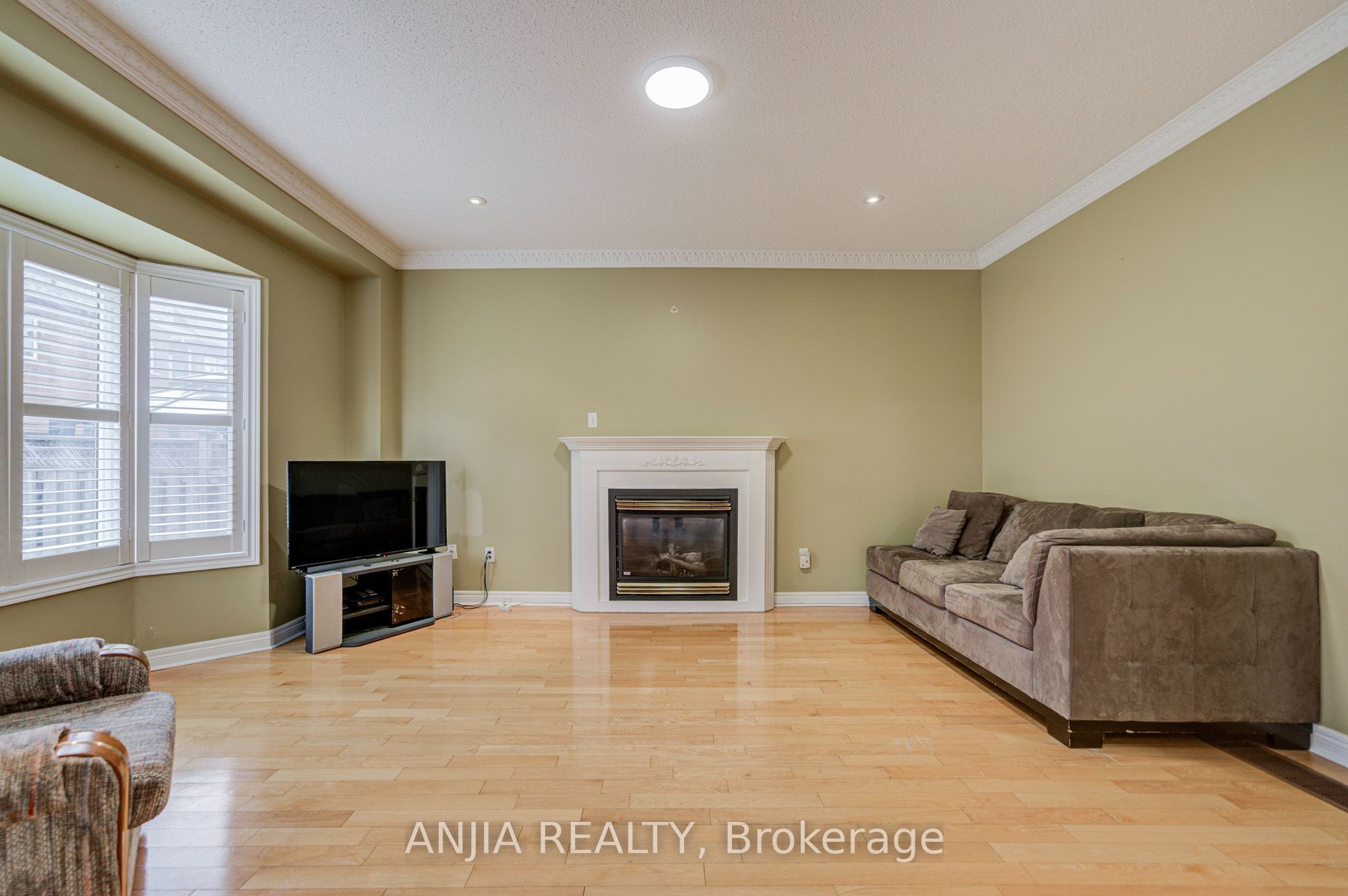 23 Ayhart Street E Property Photo 26