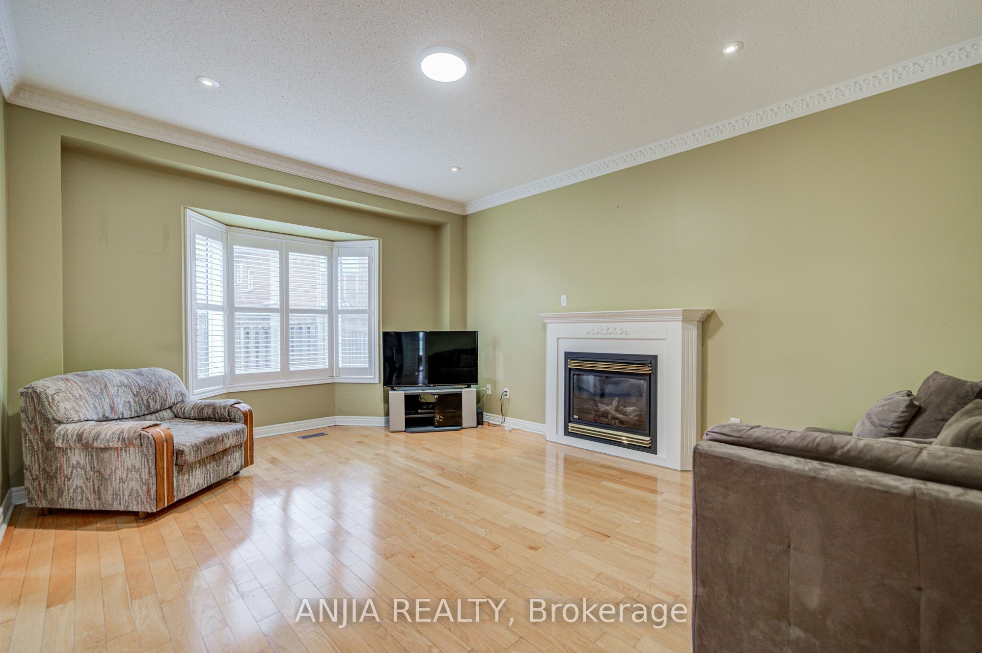 23 Ayhart Street E Property Photo 27