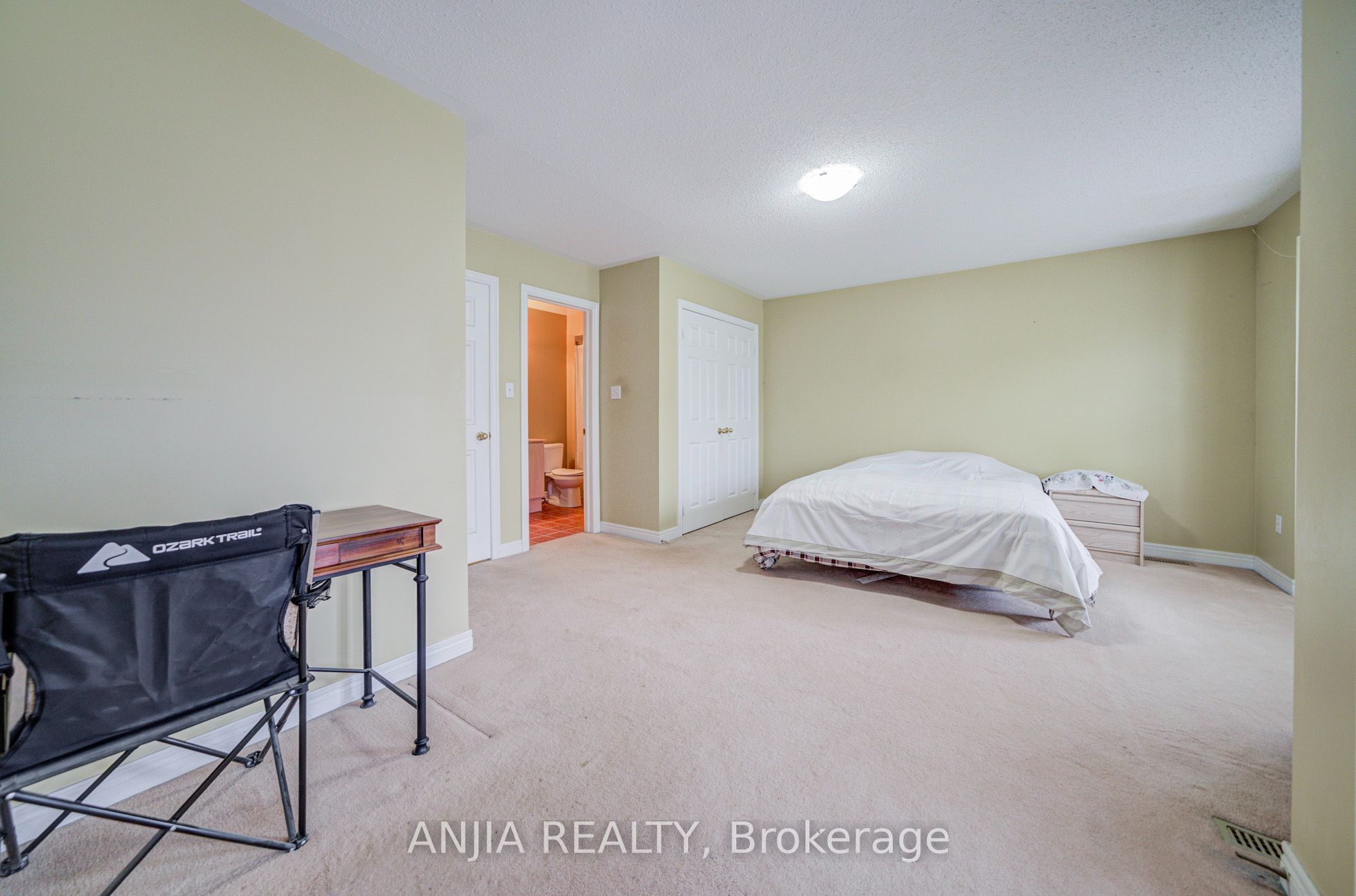 23 Ayhart Street E Property Photo 33