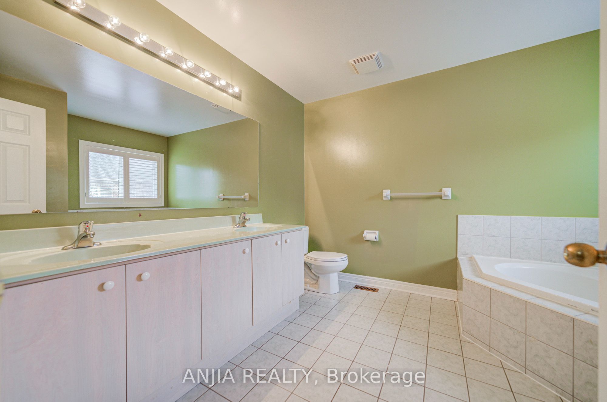23 Ayhart Street E Property Photo 44