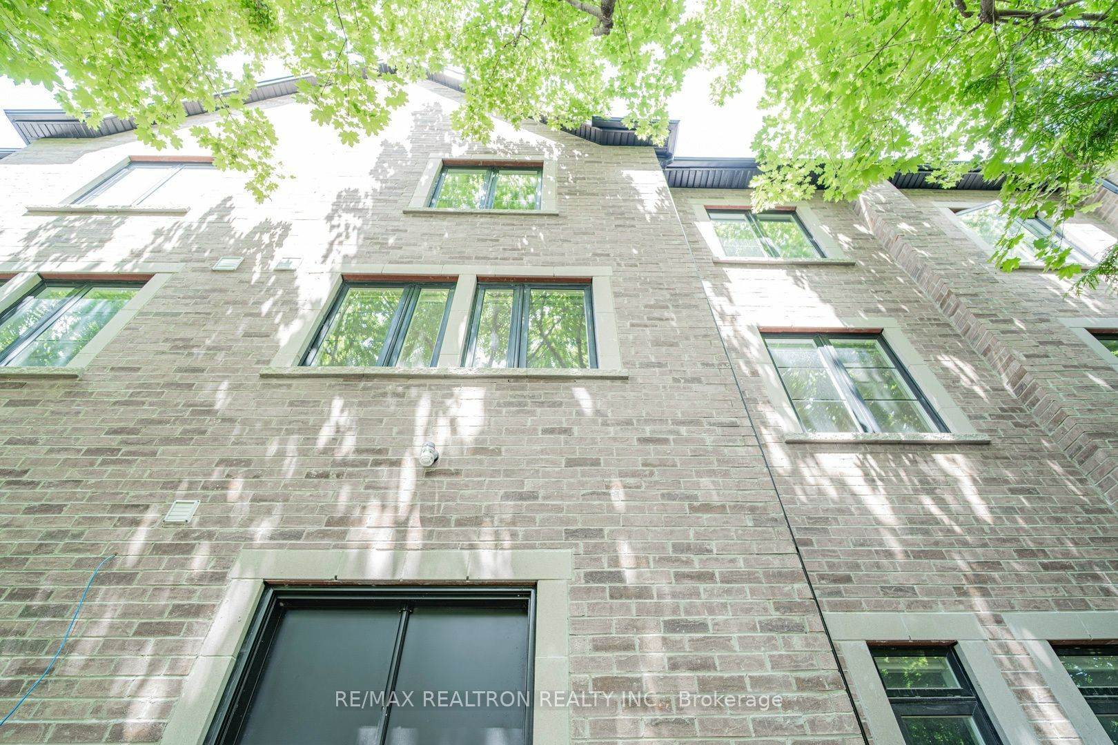 260 Eagle Street 22 Property Photo 2