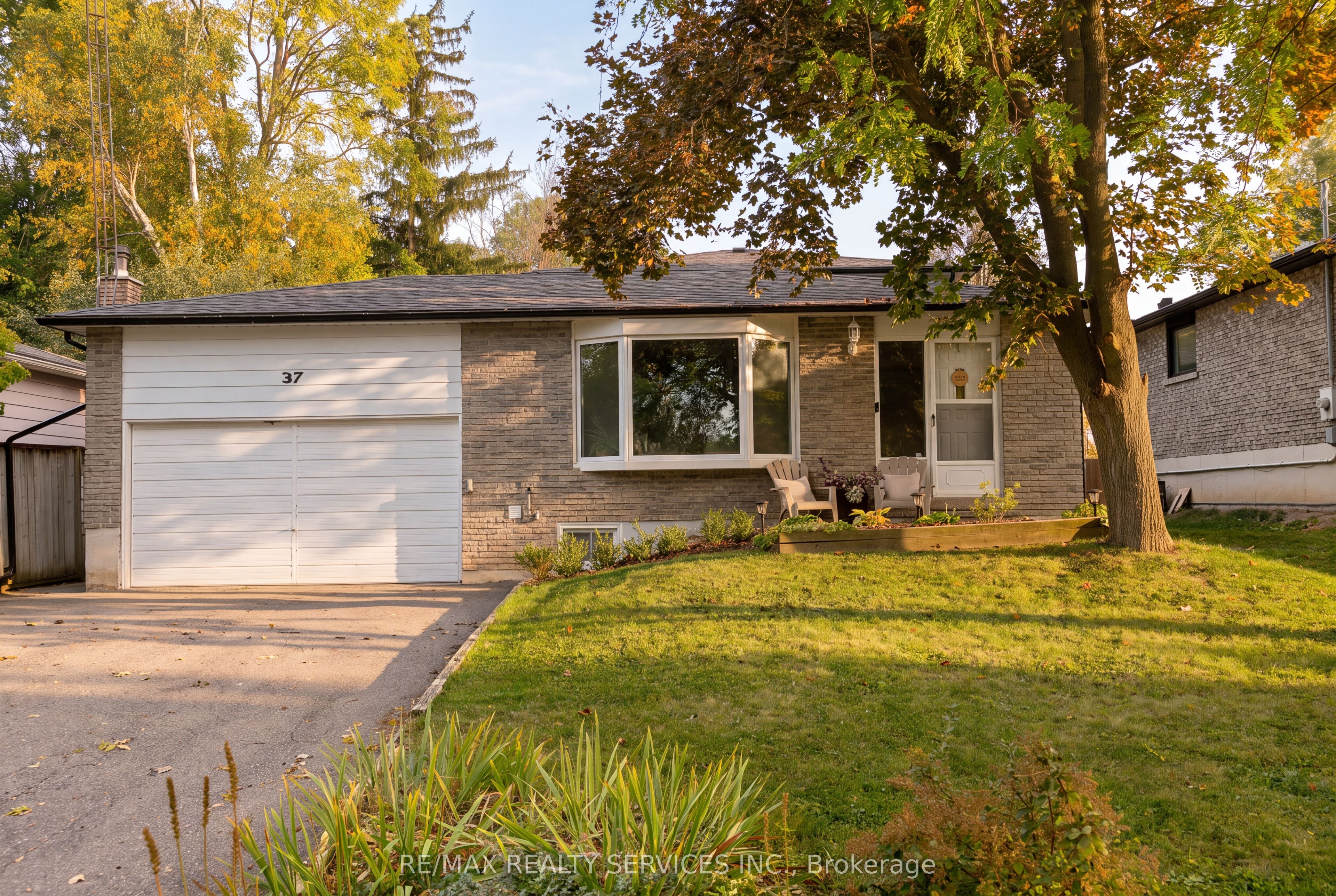 37 Maple Avenue W Property Photo 3