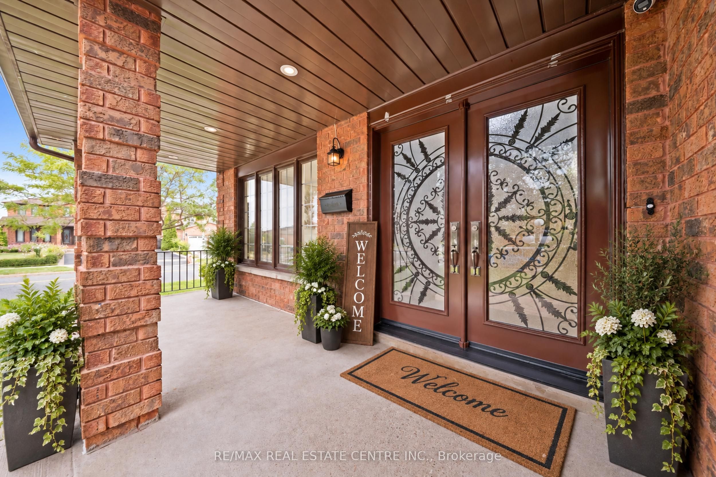 2 Hollyburn Court Property Photo 3