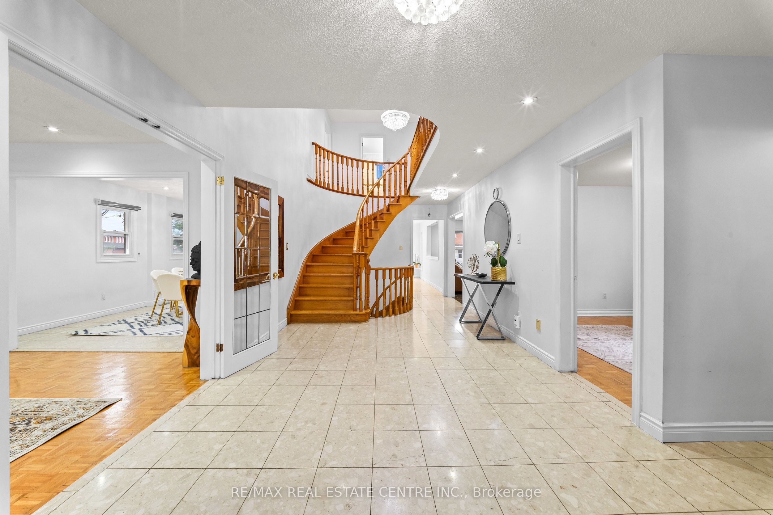 2 Hollyburn Court Property Photo 5