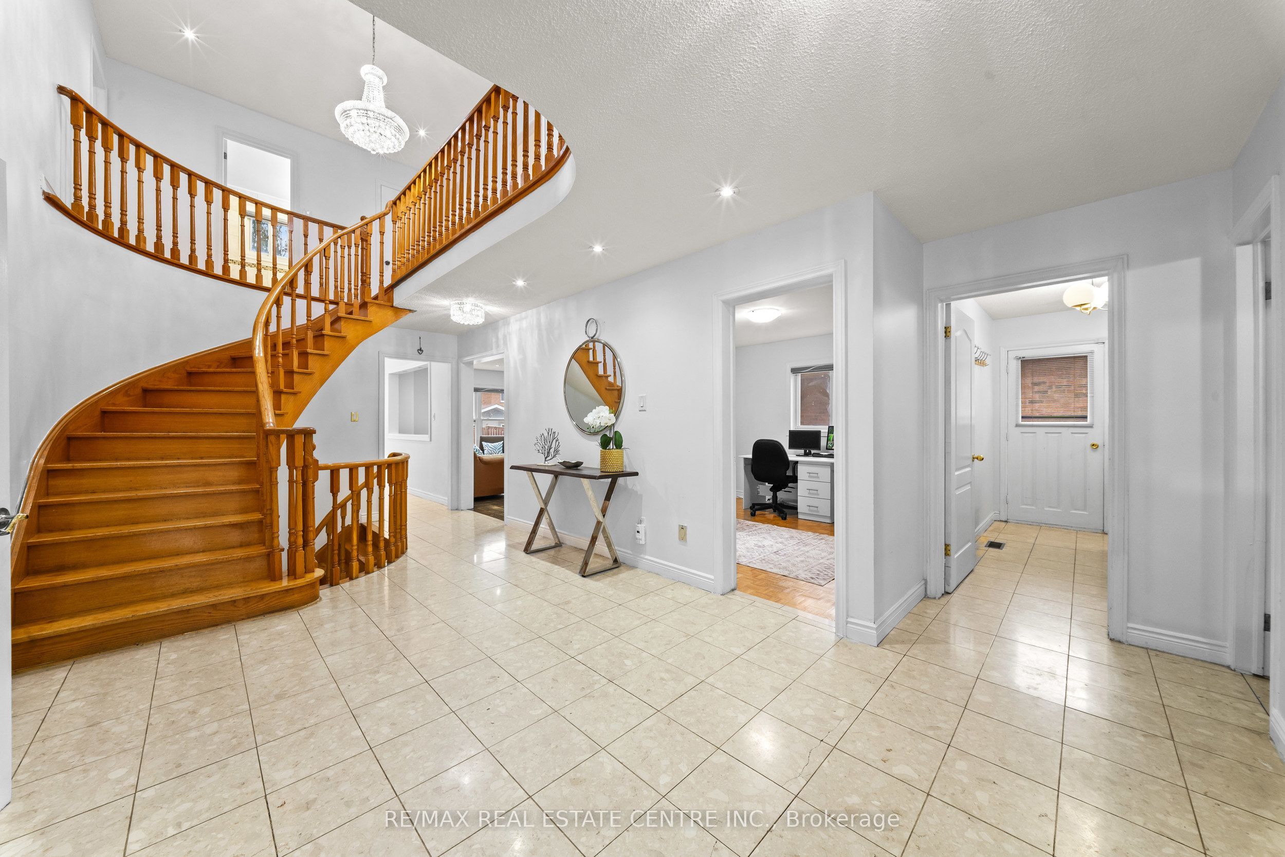 2 Hollyburn Court Property Photo 6