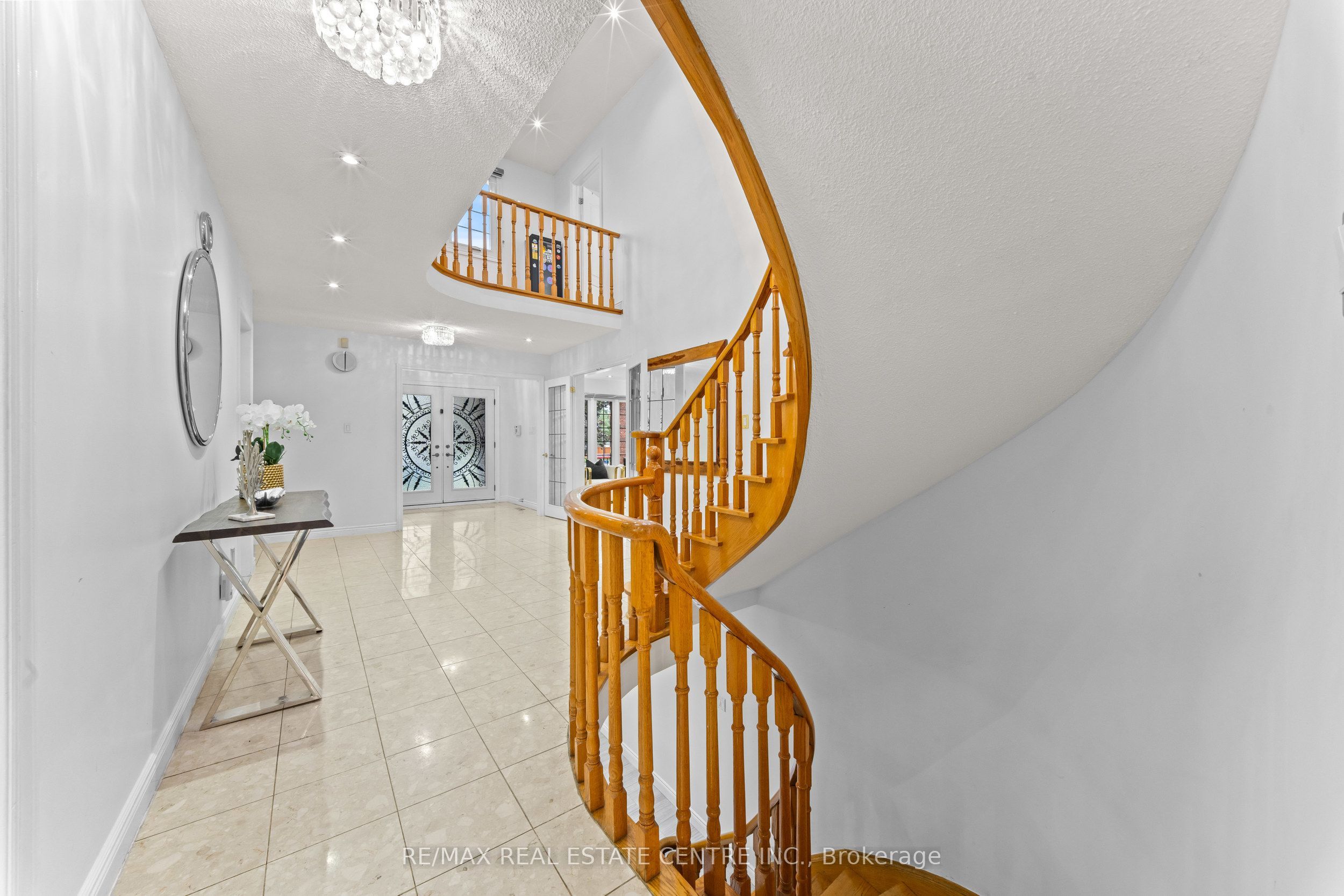 2 Hollyburn Court Property Photo 7