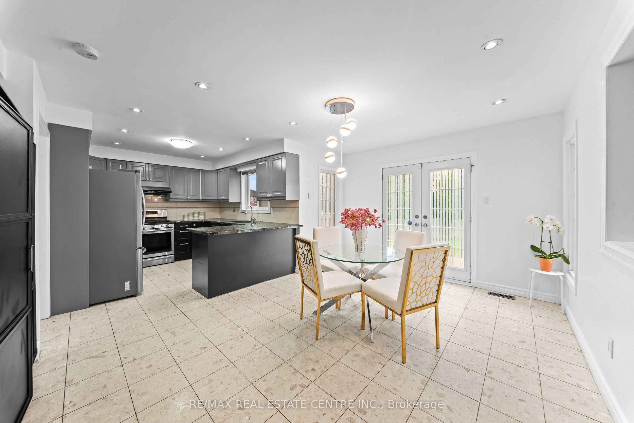 2 Hollyburn Court Property Photo 16