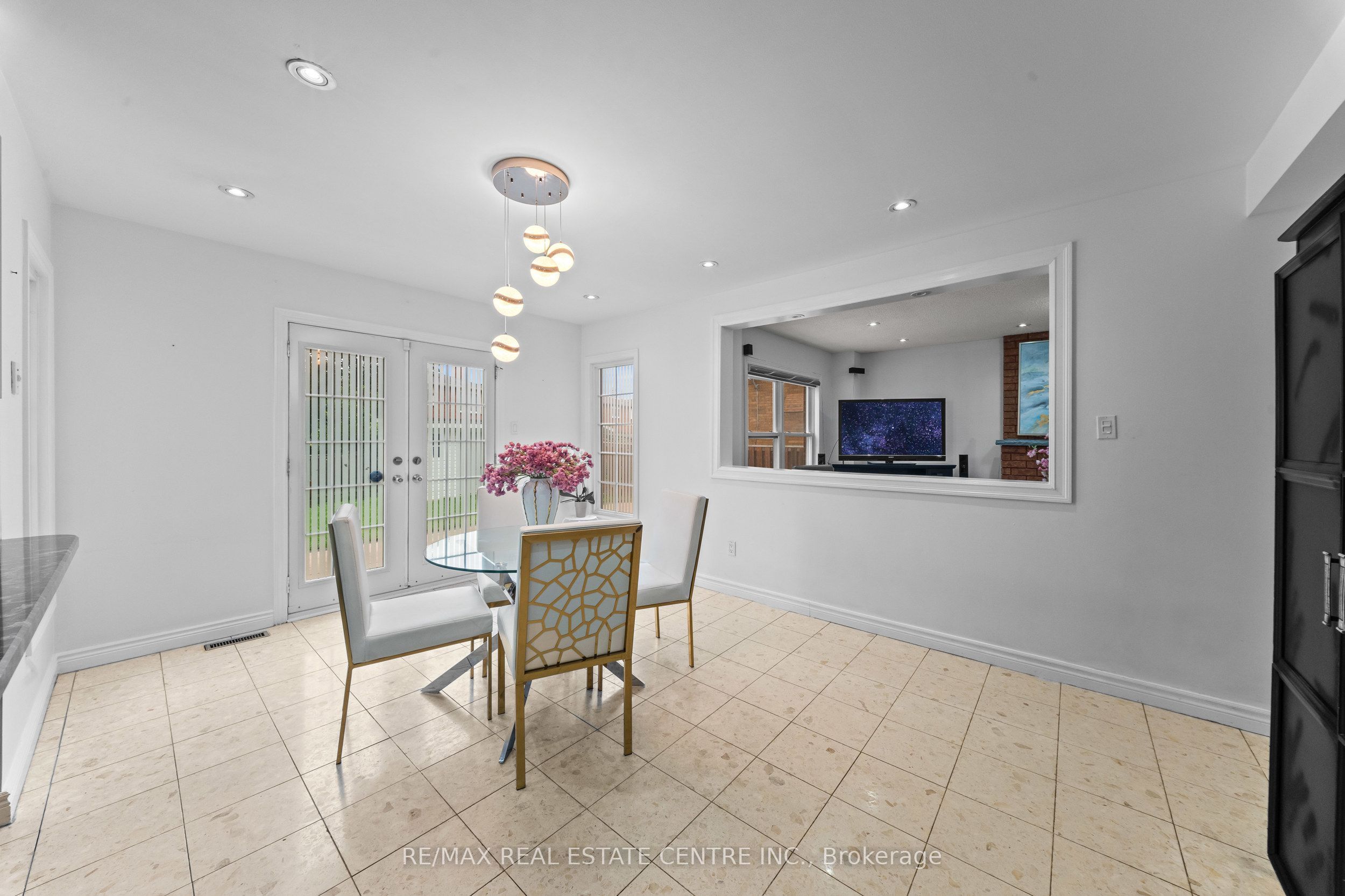 2 Hollyburn Court Property Photo 17