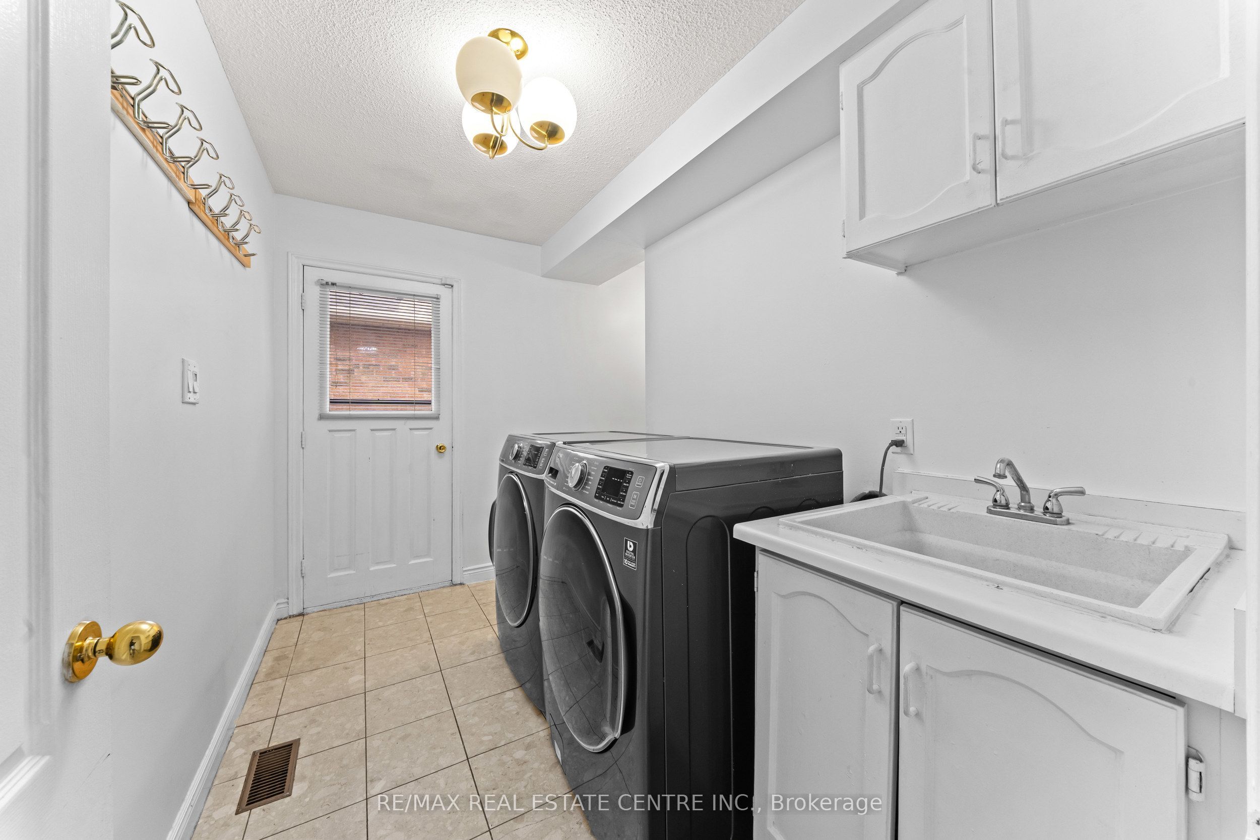 2 Hollyburn Court Property Photo 21