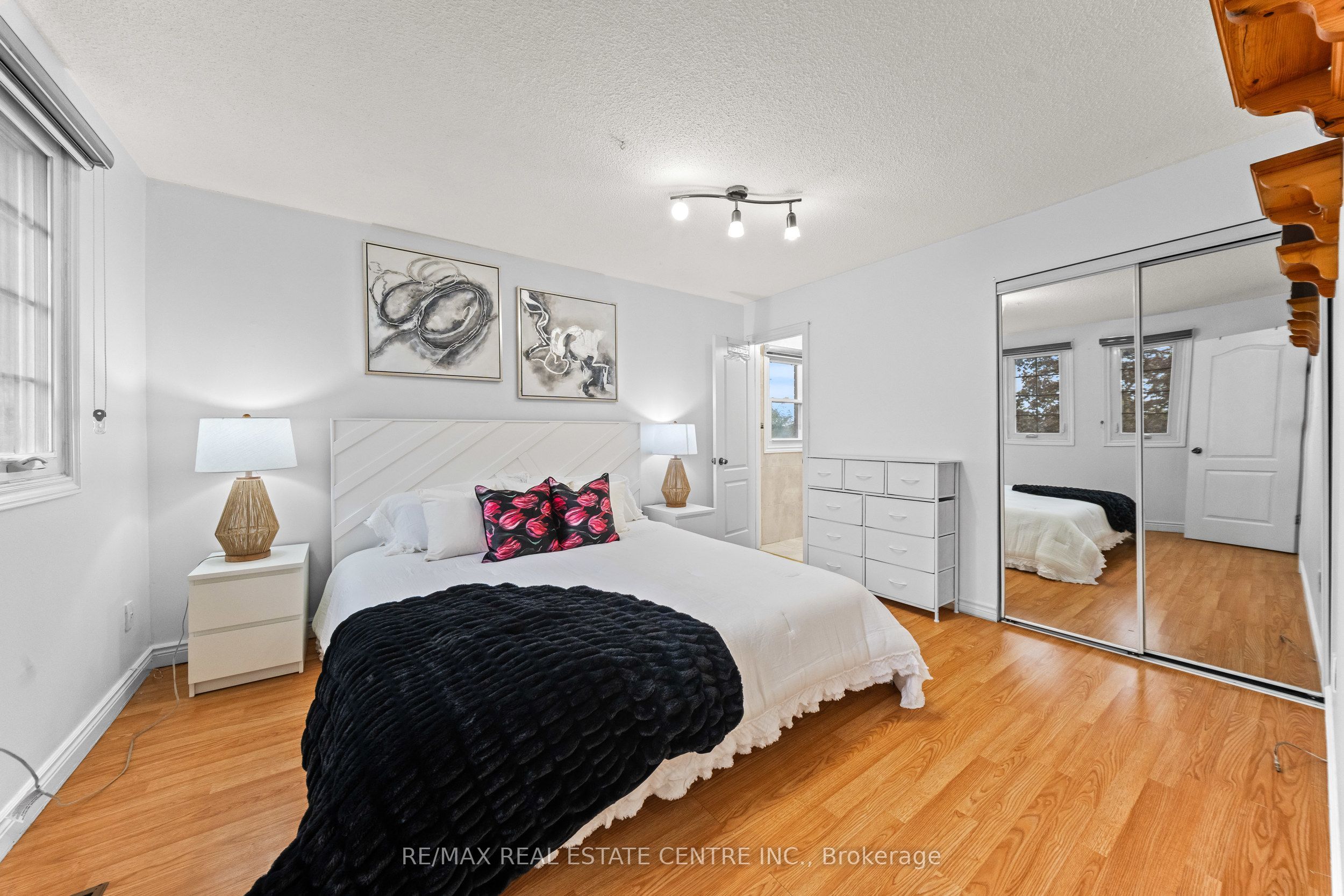2 Hollyburn Court Property Photo 27