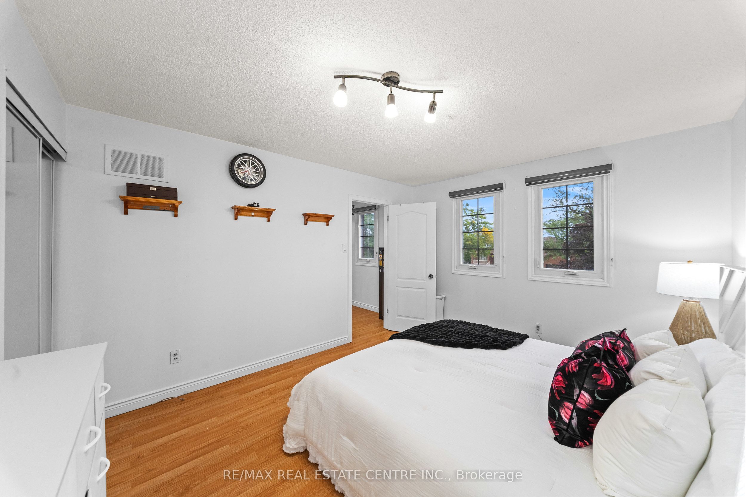 2 Hollyburn Court Property Photo 28