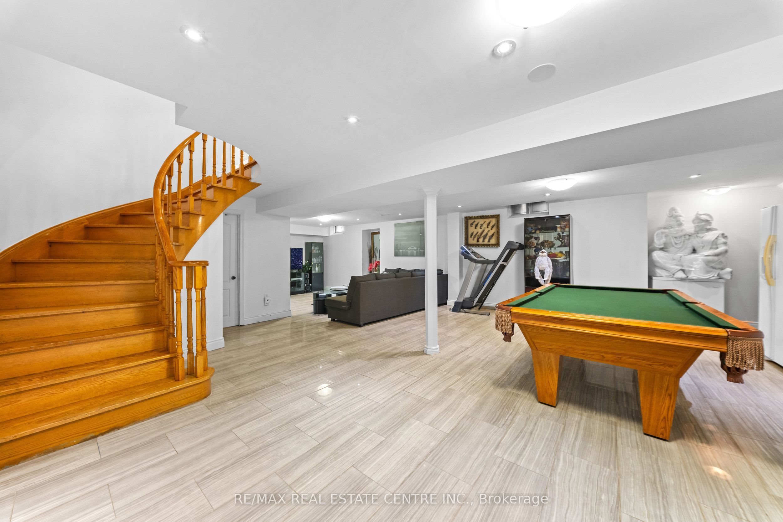 2 Hollyburn Court Property Photo 32