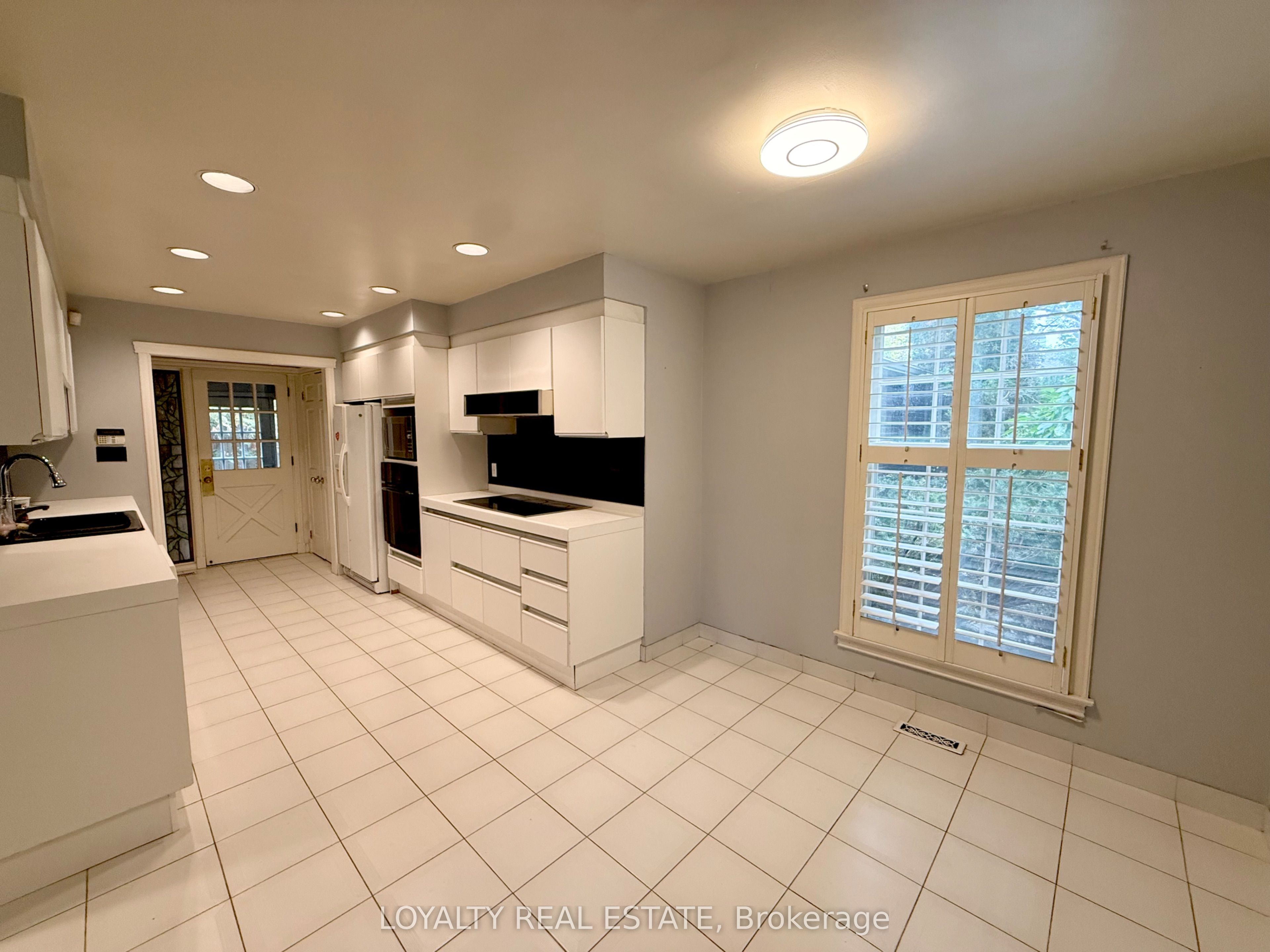 4 Canadiana Drive Property Photo 7