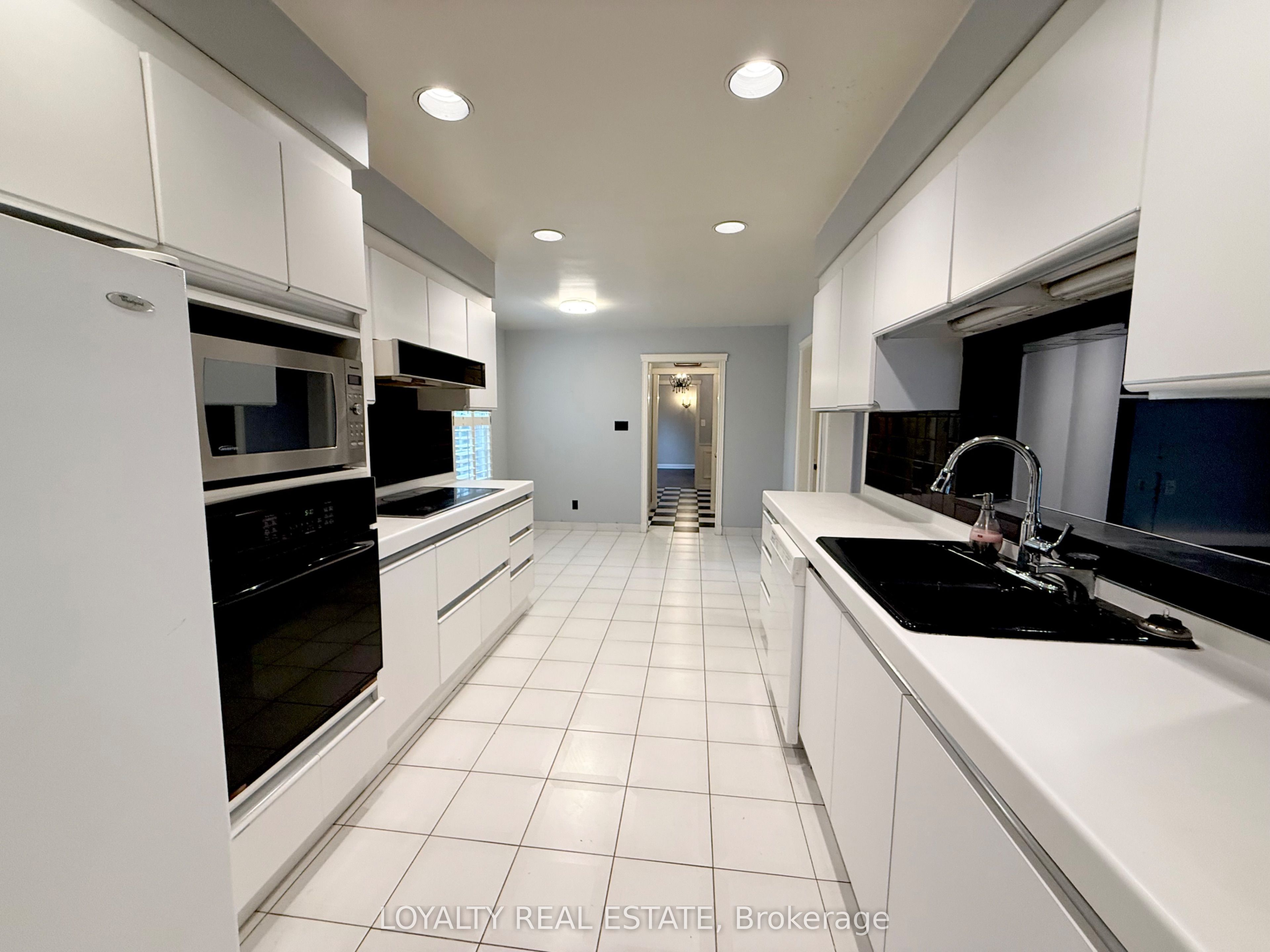 4 Canadiana Drive Property Photo 8