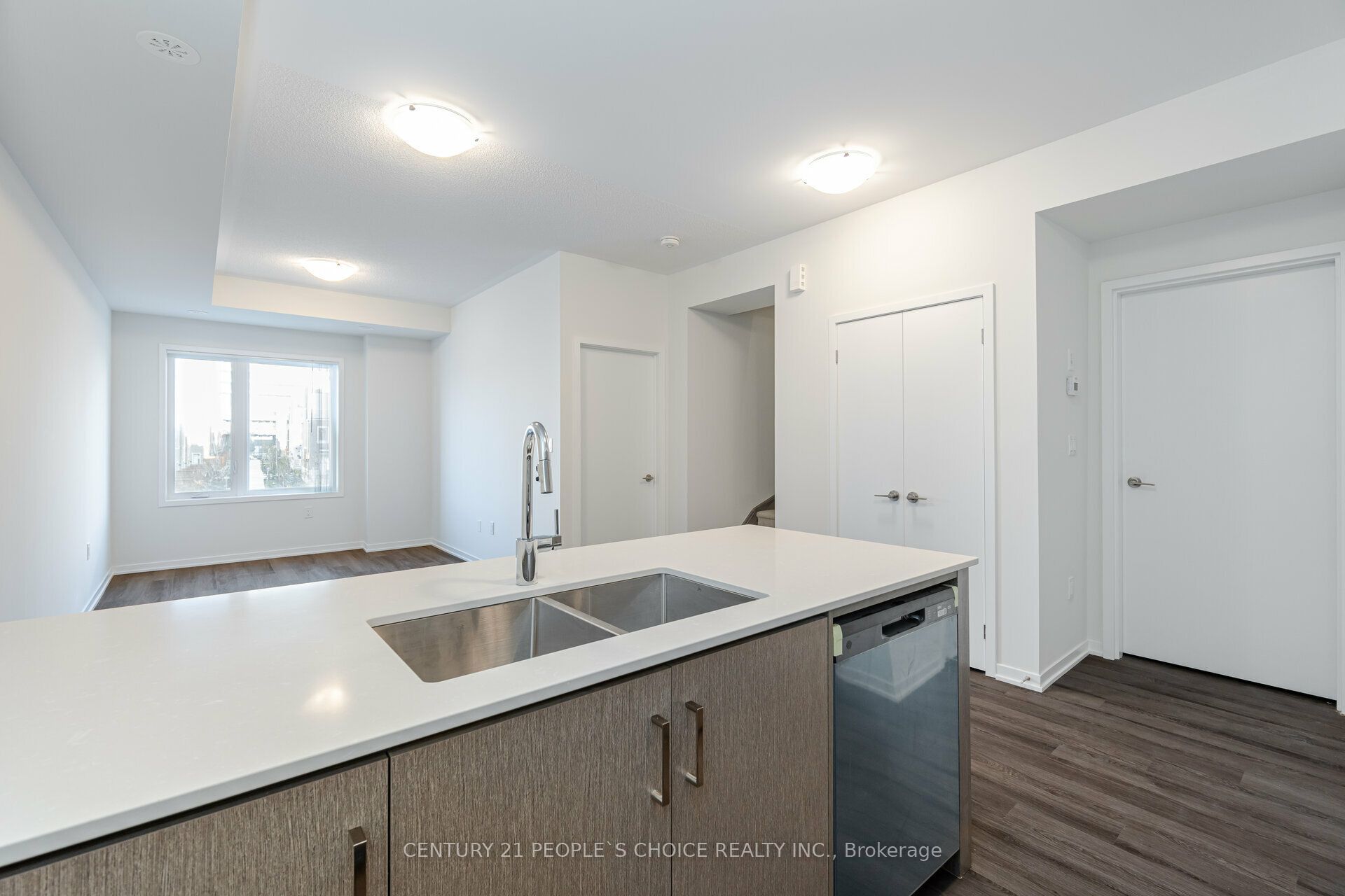 150 Honeycrisp Crescent N Th263 Property Photo 11