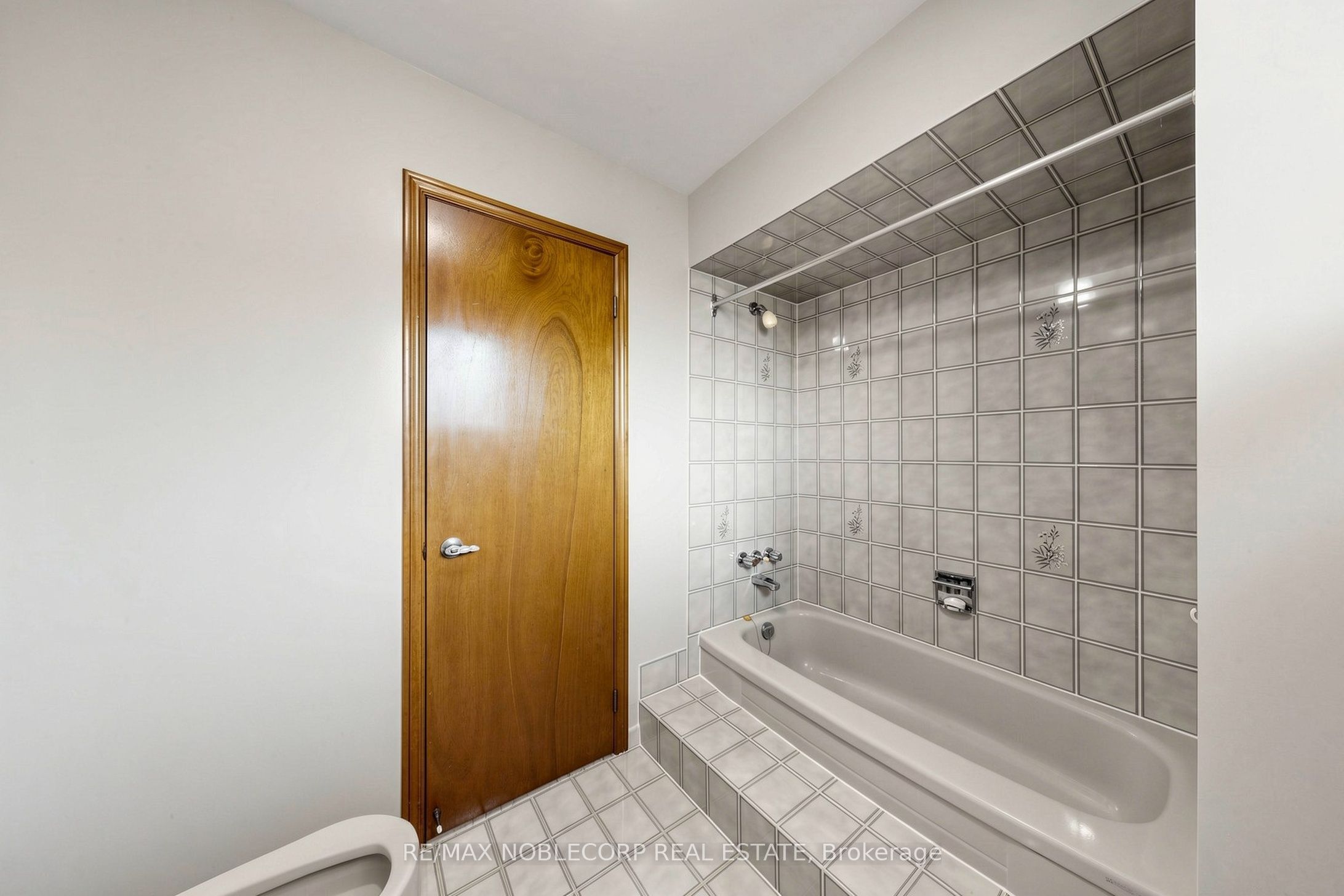 162 Venetian Crescent Property Photo 25
