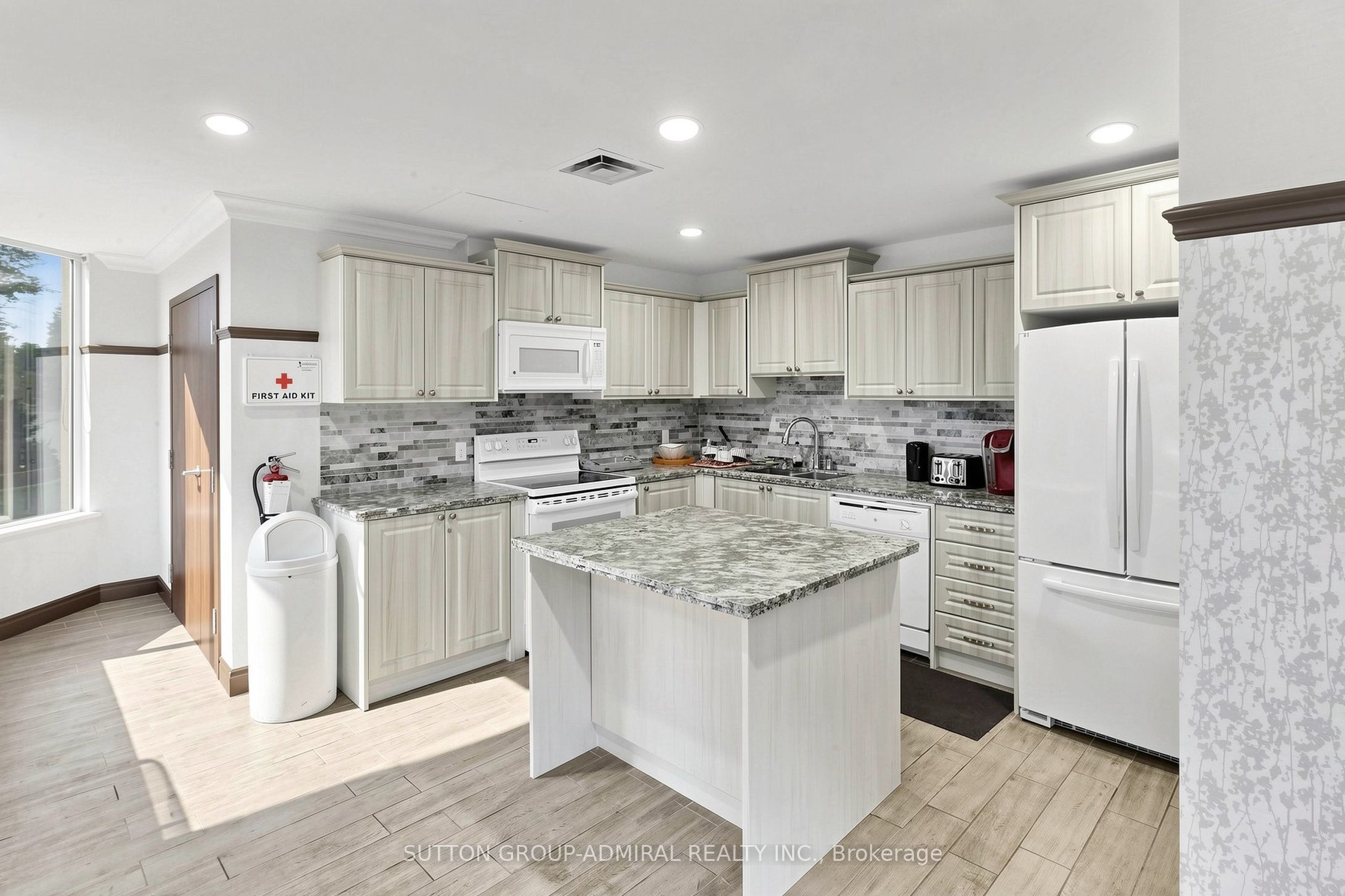 7460 Bathurst Street 806 Property Photo 34