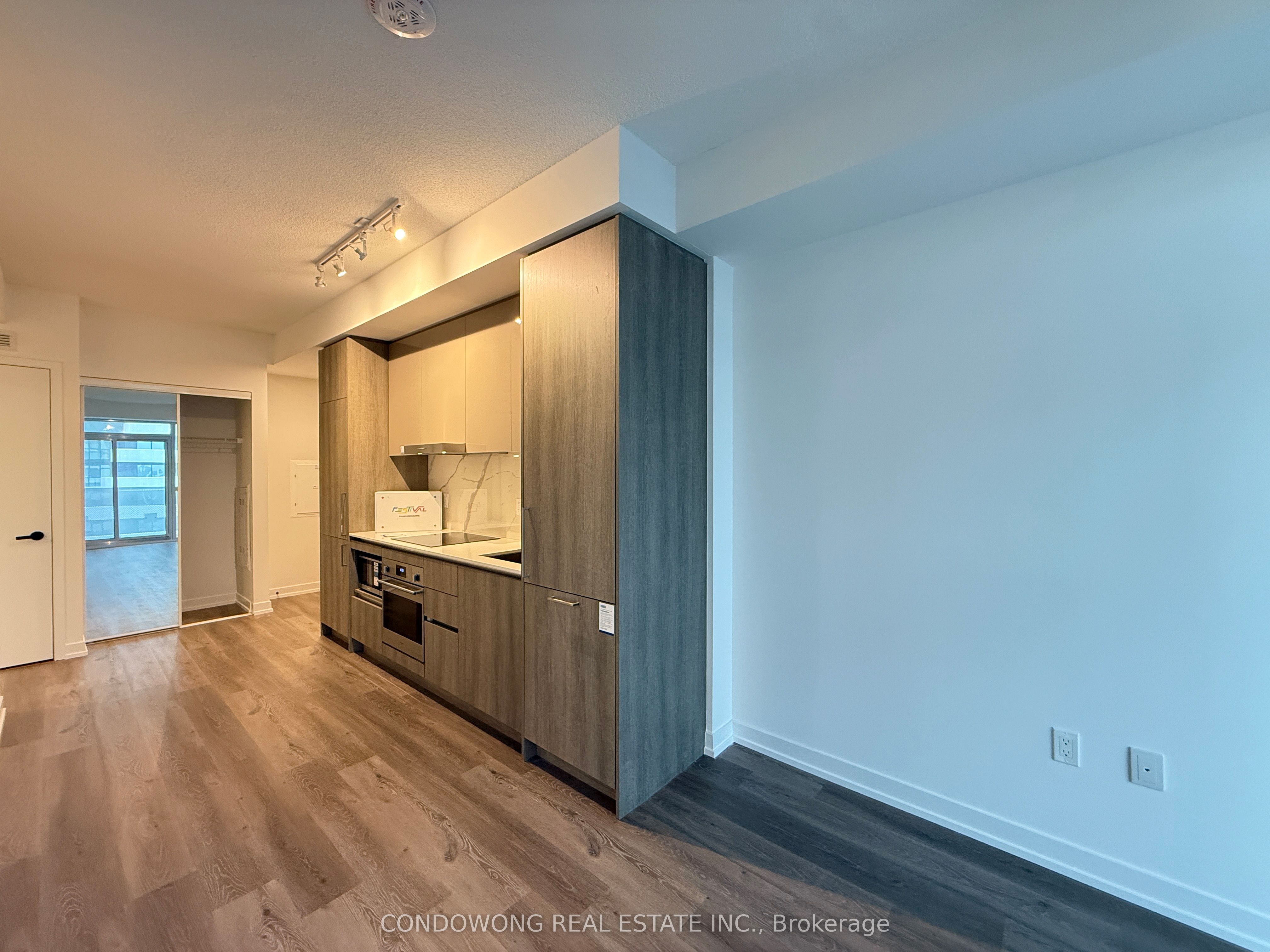 225 Commerce Street 3115 Property Photo 2