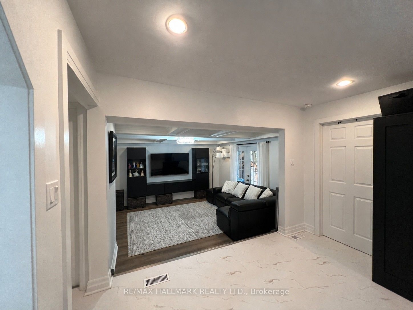 36 Fergus Avenue N Property Photo 5