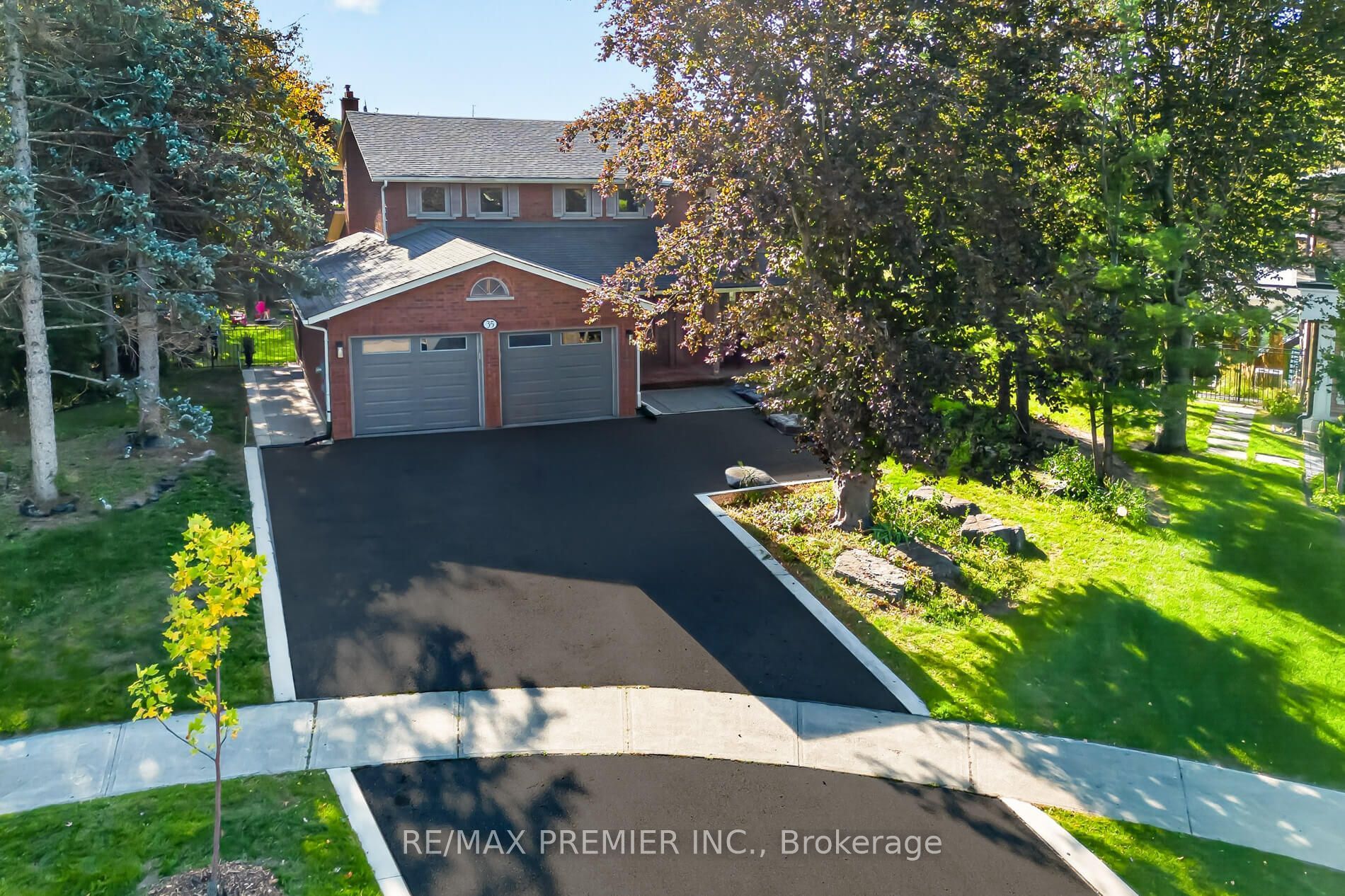 35 Yellow Pine Crescent Property Photo 1