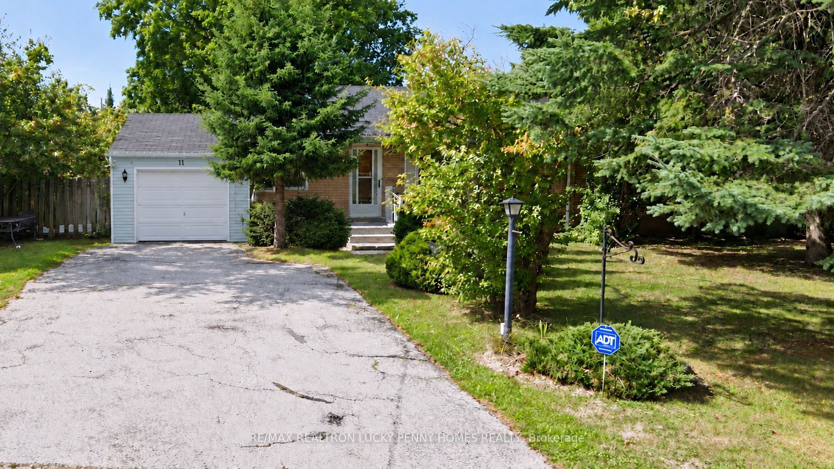 11 Lunar Crescent Property Photo 2