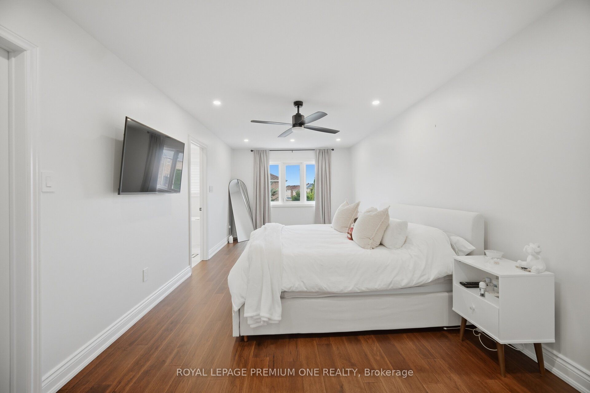 169 Venice Gate Drive Property Photo 21