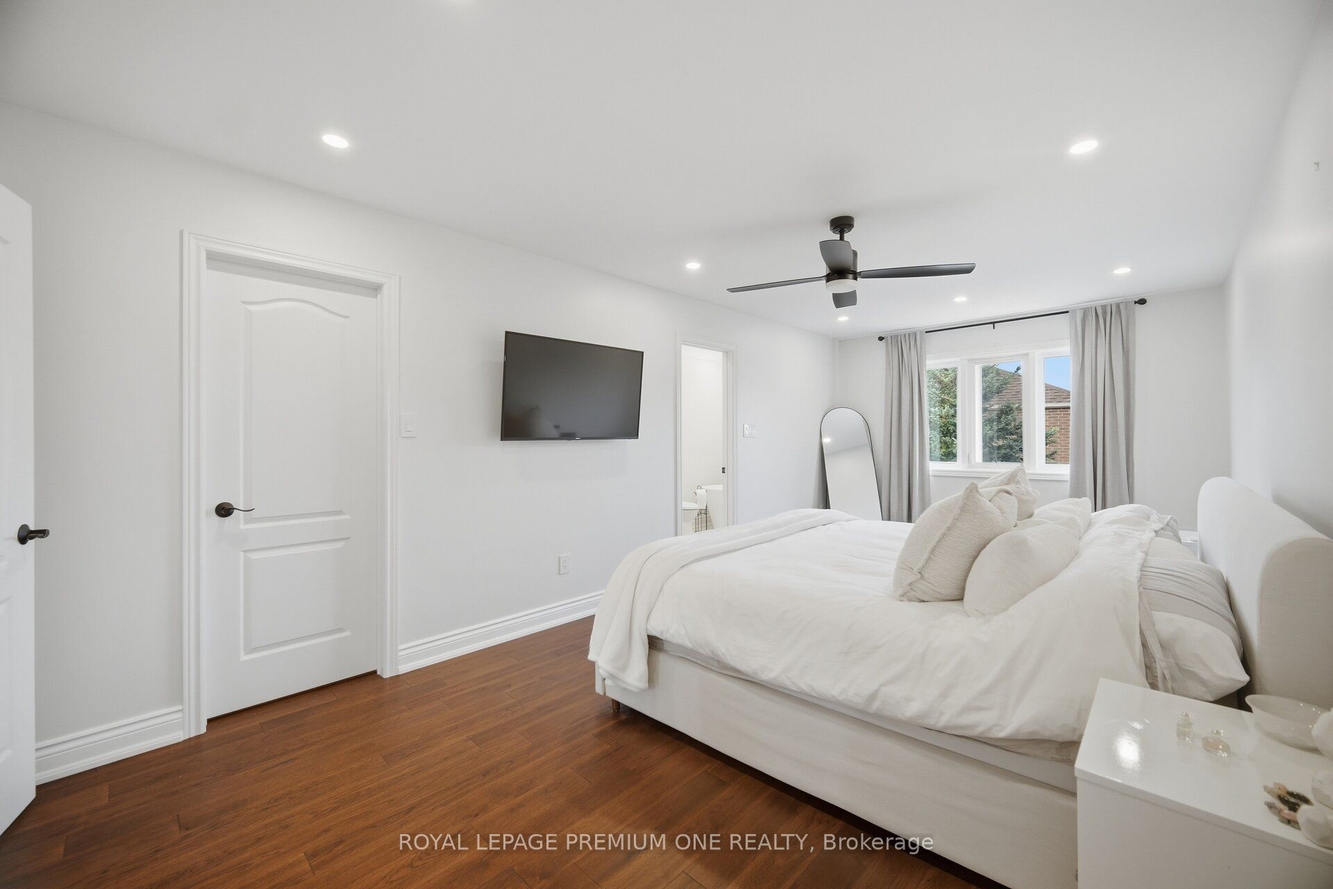 169 Venice Gate Drive Property Photo 22
