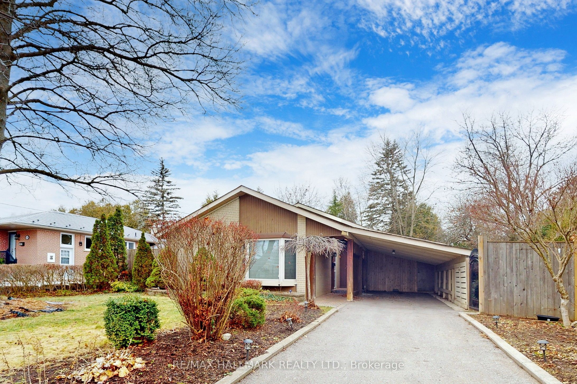 16 Knowles Crescent Property Photo 1