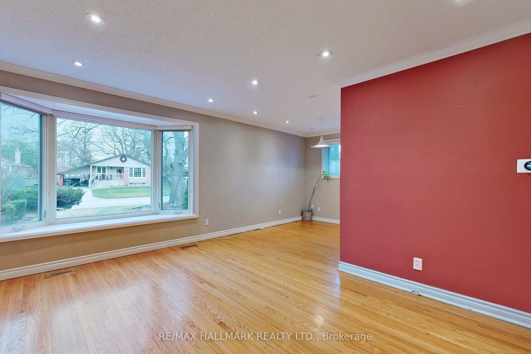 16 Knowles Crescent Property Photo 2