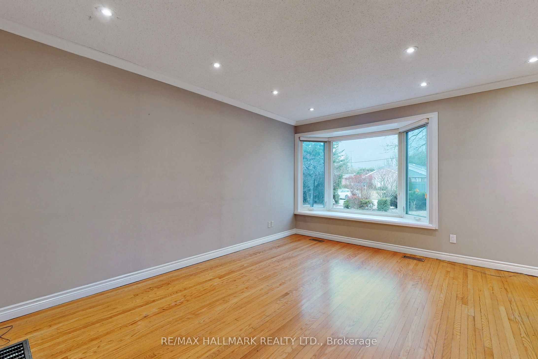 16 Knowles Crescent Property Photo 3