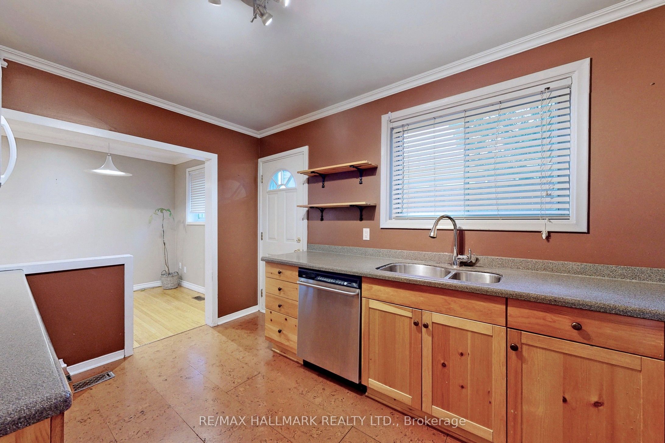 16 Knowles Crescent Property Photo 7