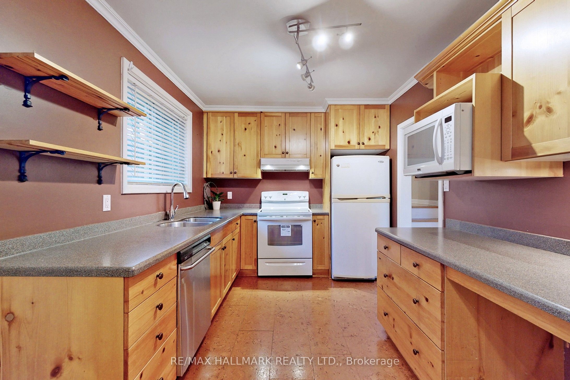 16 Knowles Crescent Property Photo 9