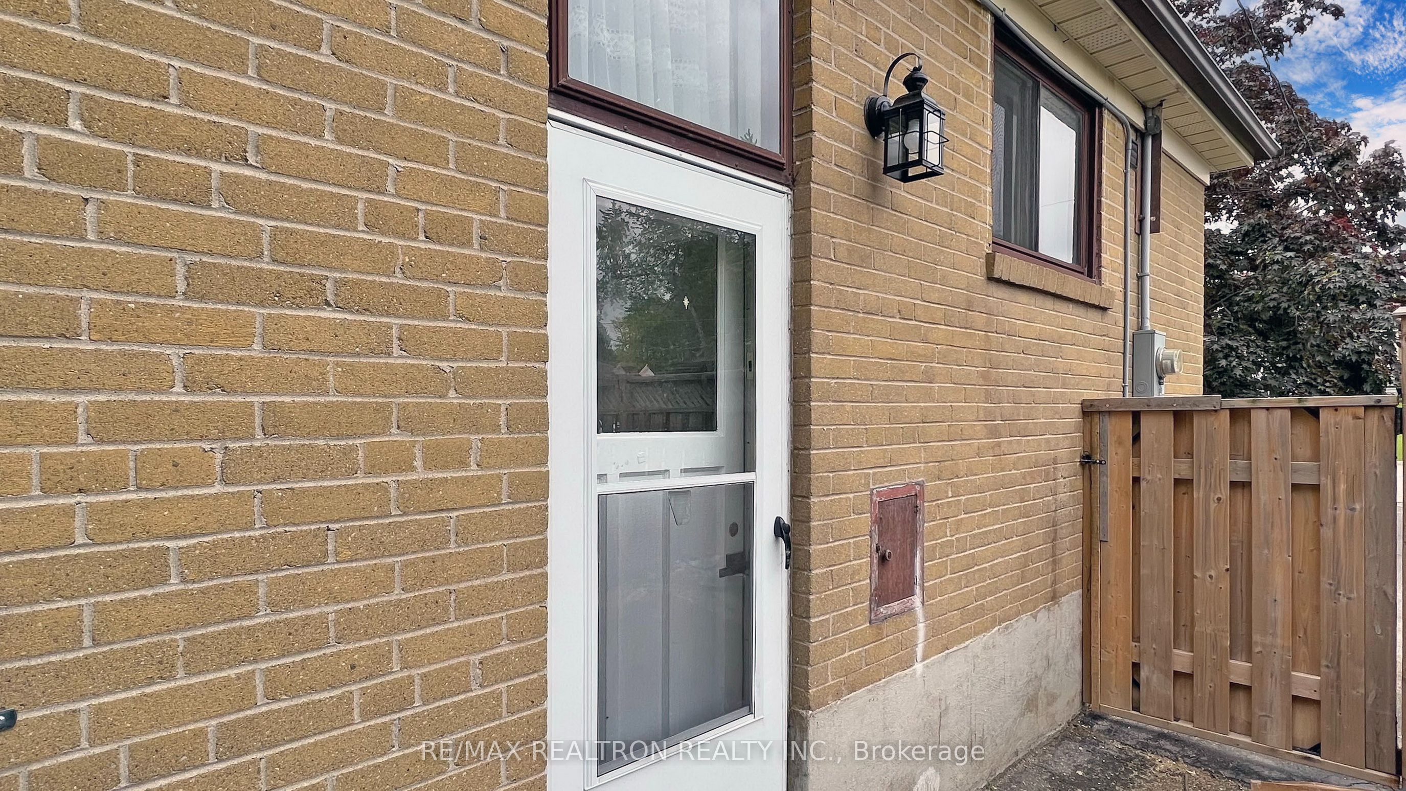 265 Browndale Crescent 1bed Bsmnt Property Photo 2