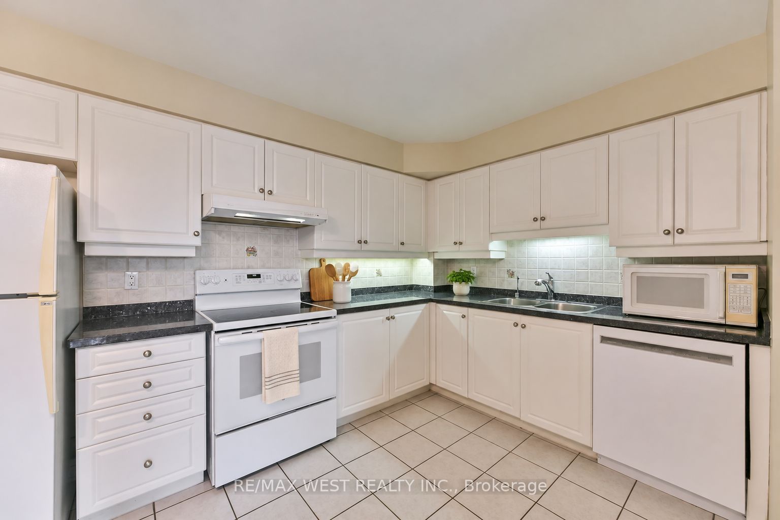7373 Martin Grove Road 319 Property Photo 18