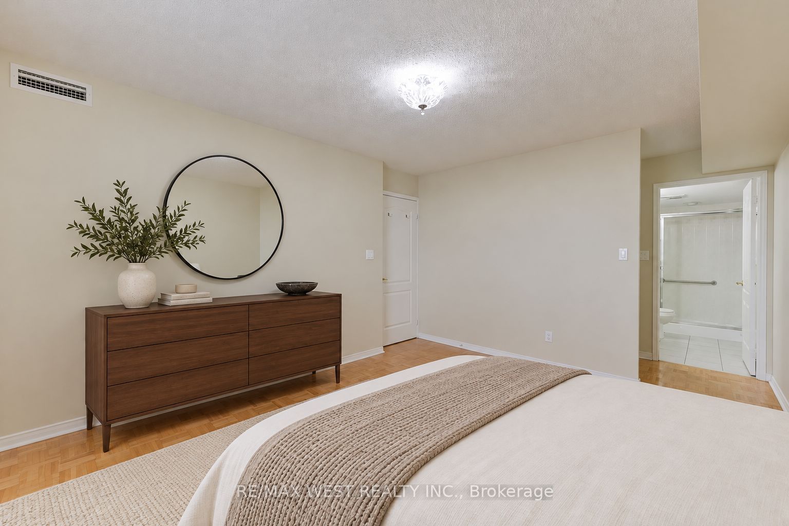 7373 Martin Grove Road 319 Property Photo 24