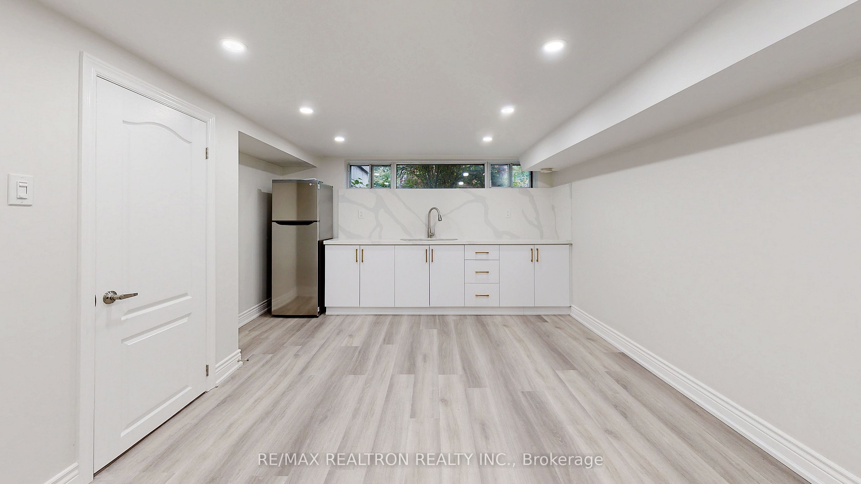 244 Browndale Crescent Bachelor Unit #bsmnt Property Photo 4