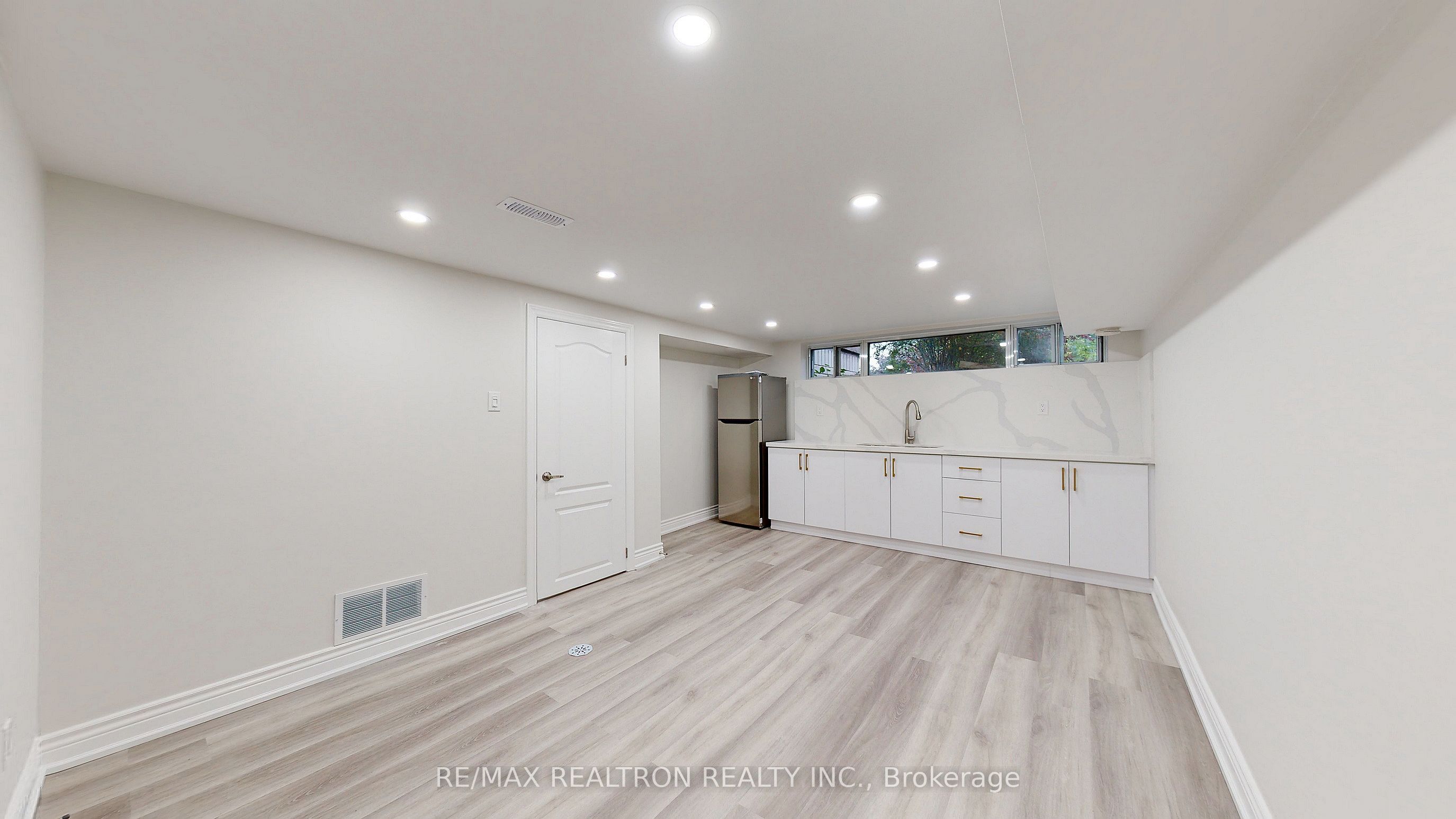 244 Browndale Crescent Bachelor Unit #bsmnt Property Photo 5