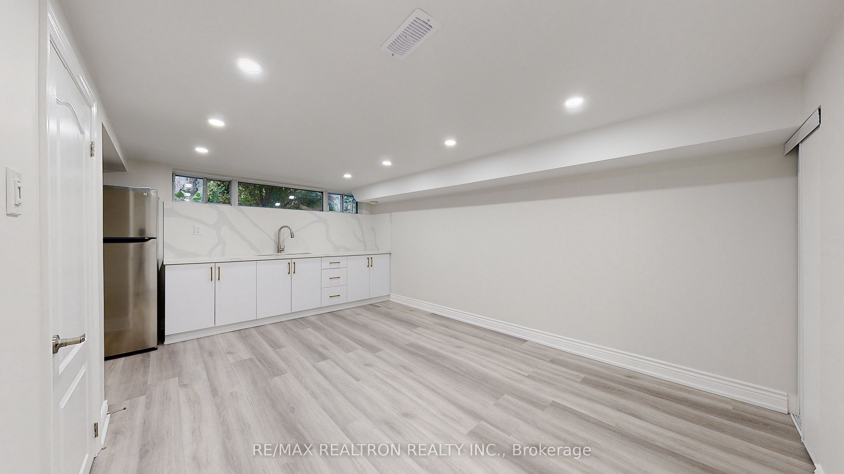 244 Browndale Crescent Bachelor Unit #bsmnt Property Photo 6
