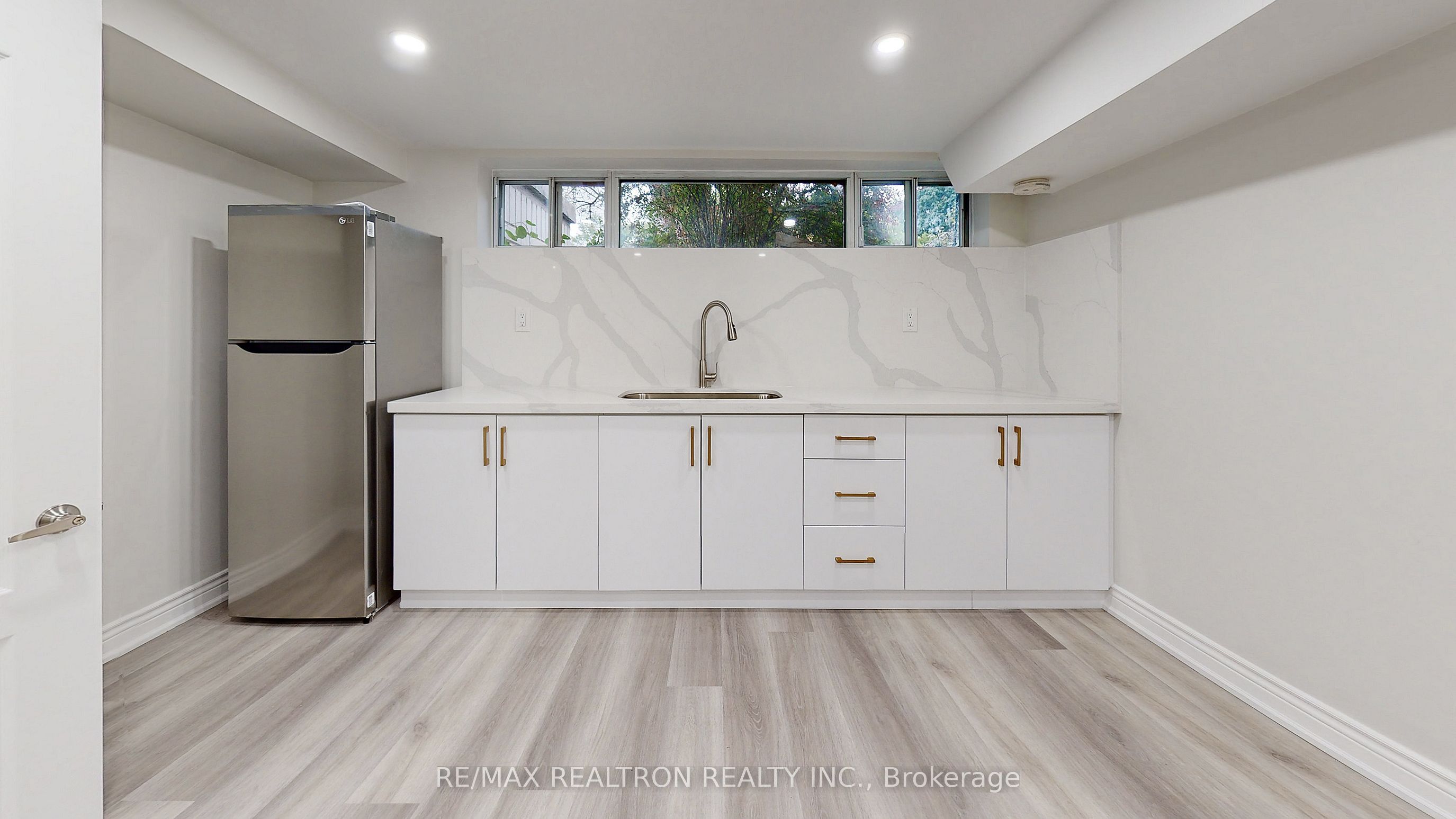 244 Browndale Crescent Bachelor Unit #bsmnt Property Photo 7